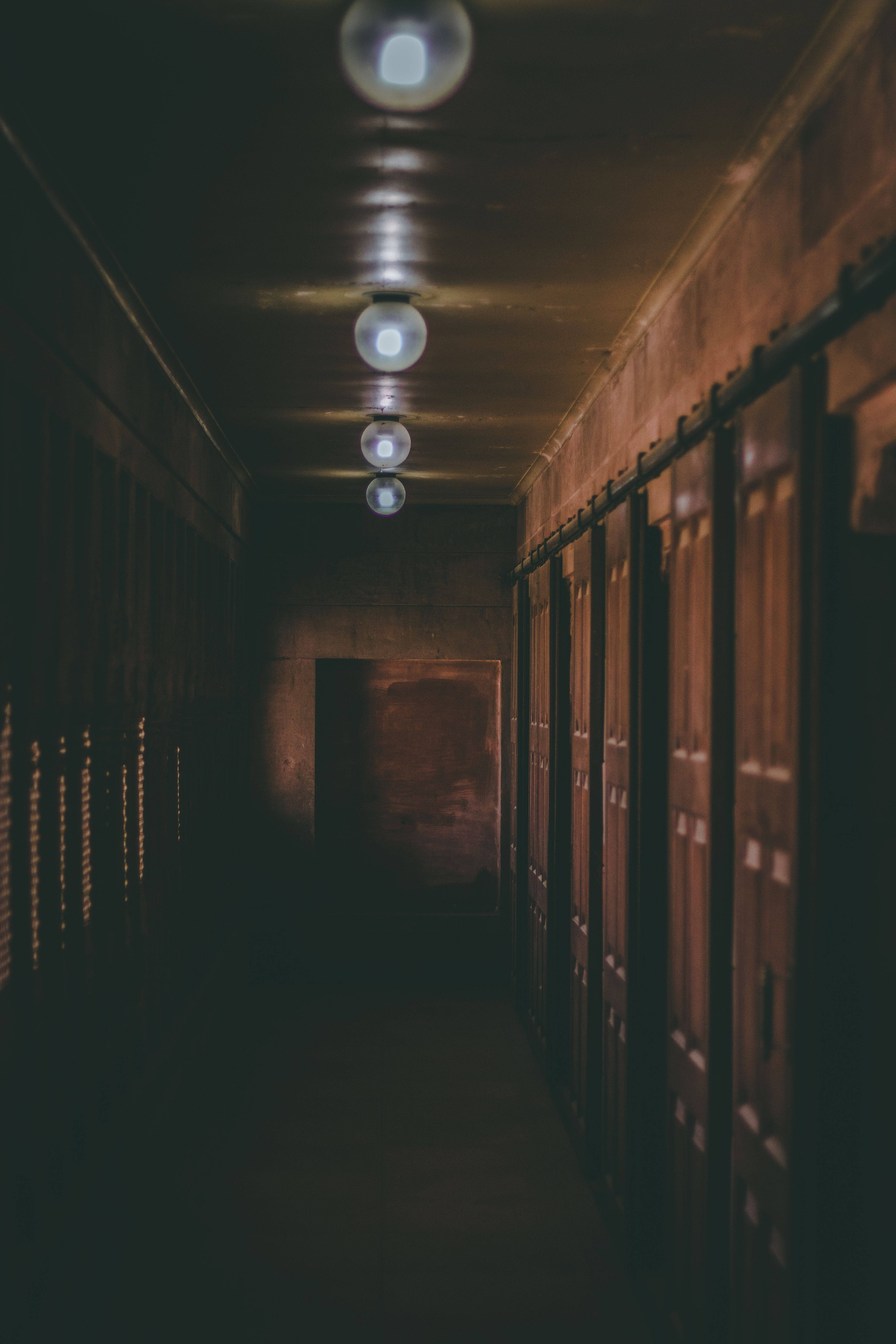 En uhyggeligt tom gang oplyst af svagt lys Wallpapers