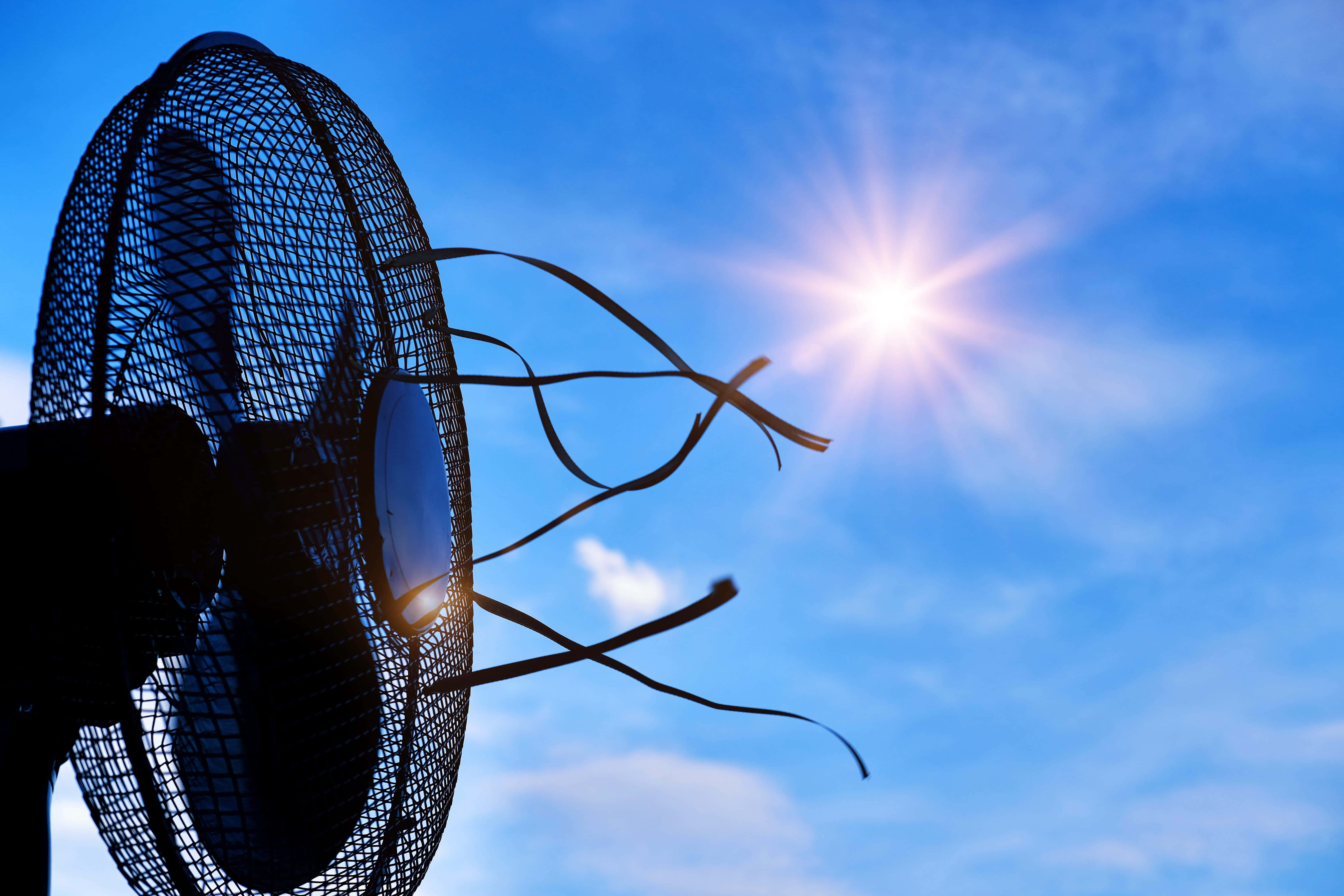 en ventilator vises mod en blå himmel Wallpapers