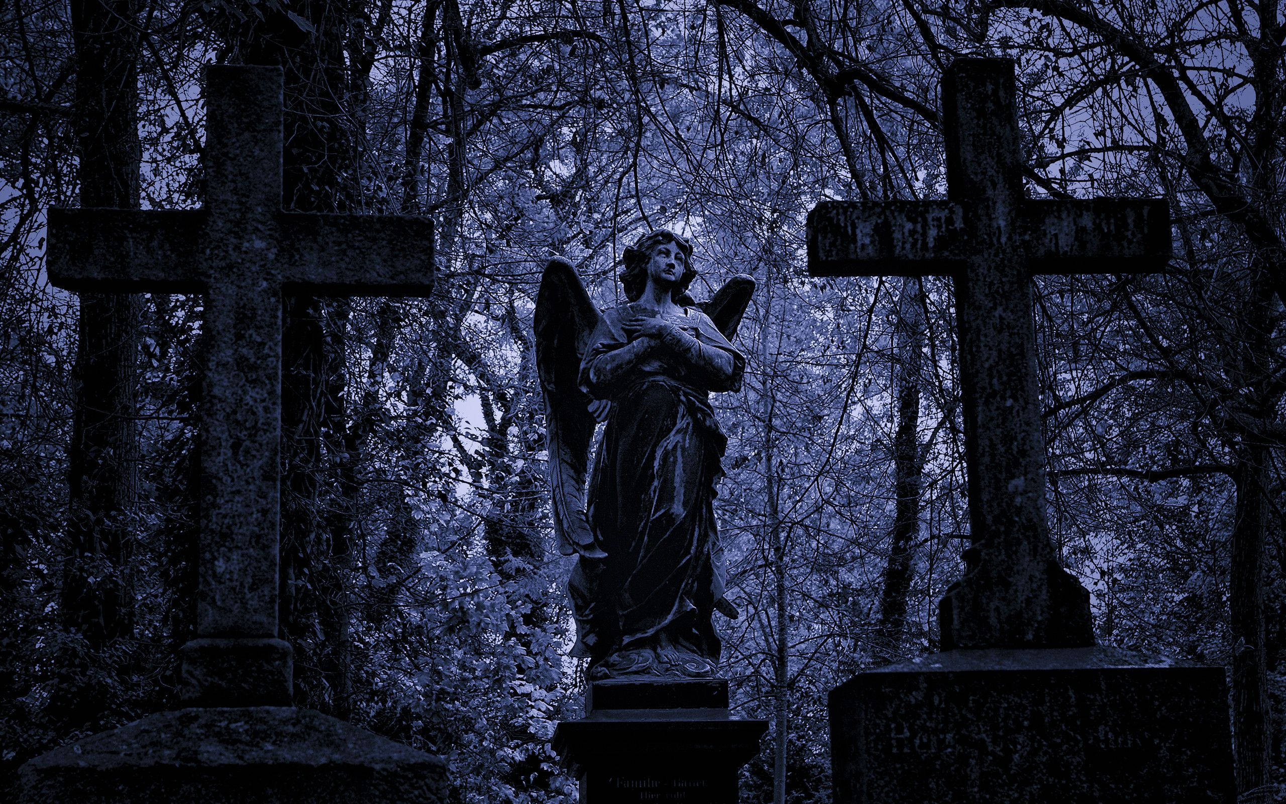 Engelstatue på en kirkegård Wallpapers