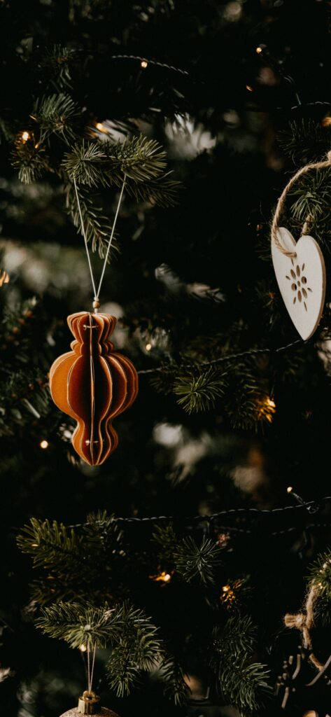 Enkle julepynt hængende på juletræet Wallpapers