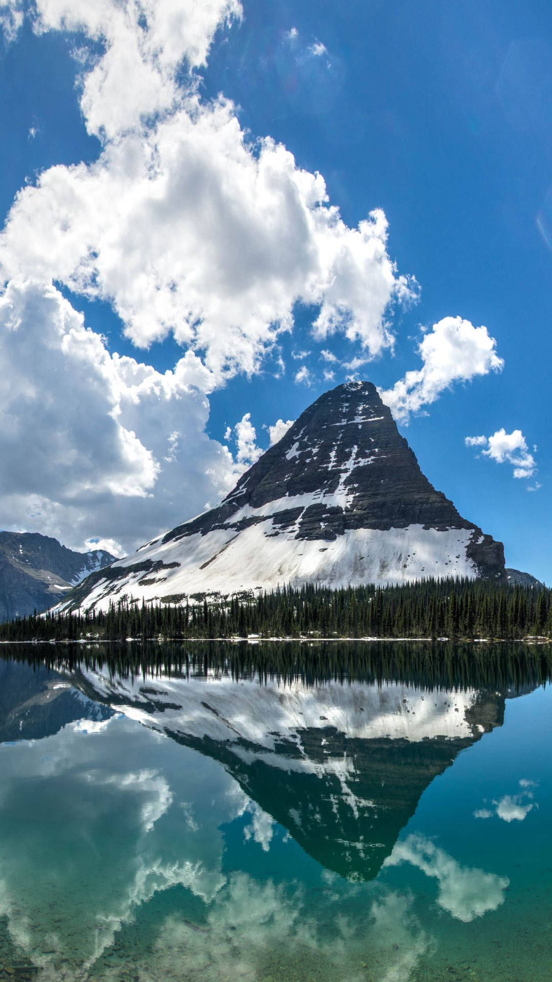 Ensomt bjerg i Glacier National Park Wallpapers