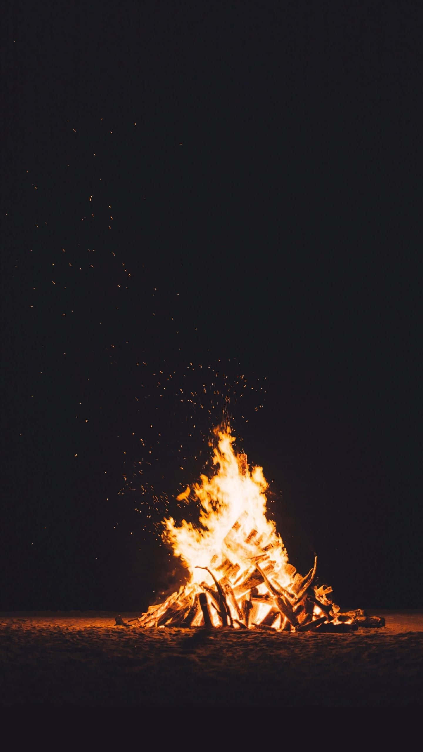 et bål på stranden om natten Wallpapers