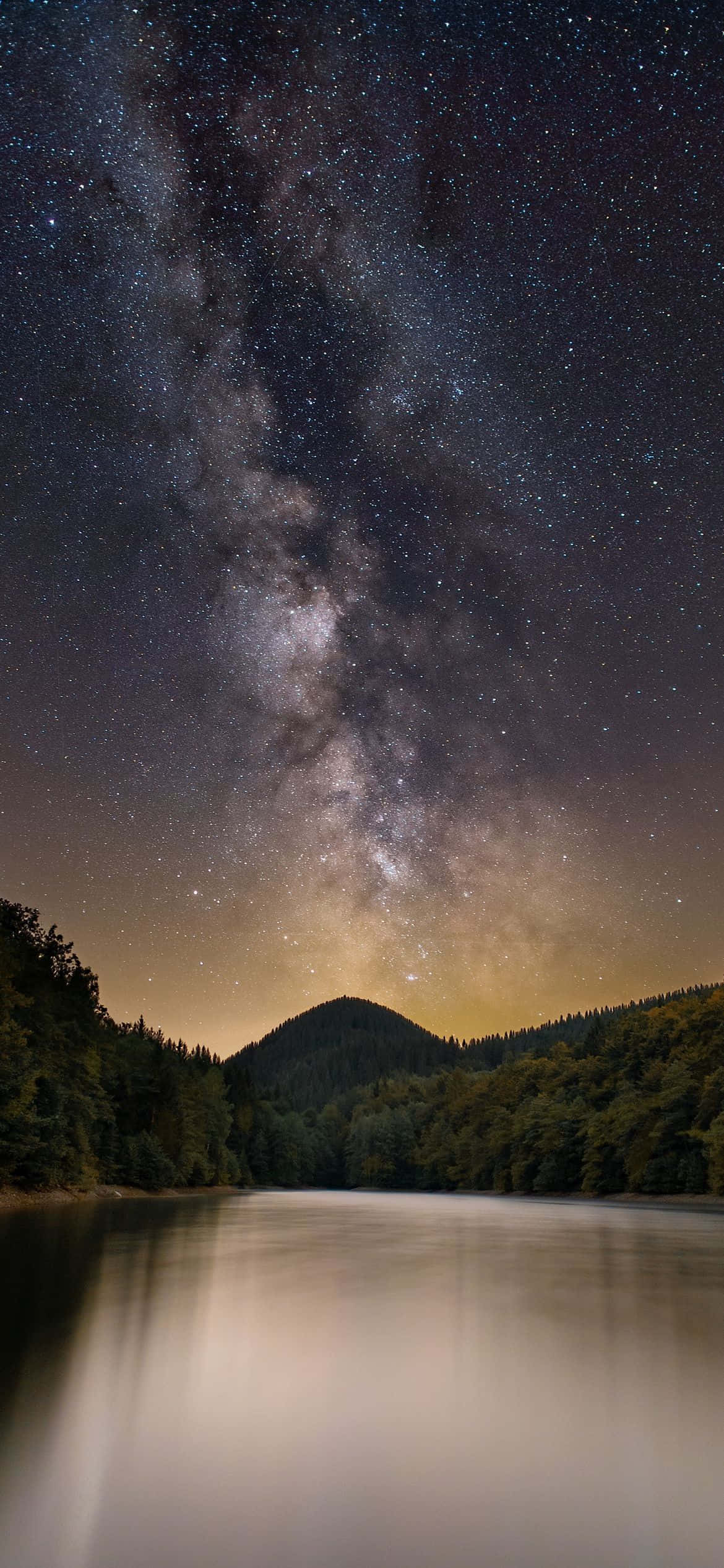 Et billede af en solopgang bag en bjergkæde Wallpapers