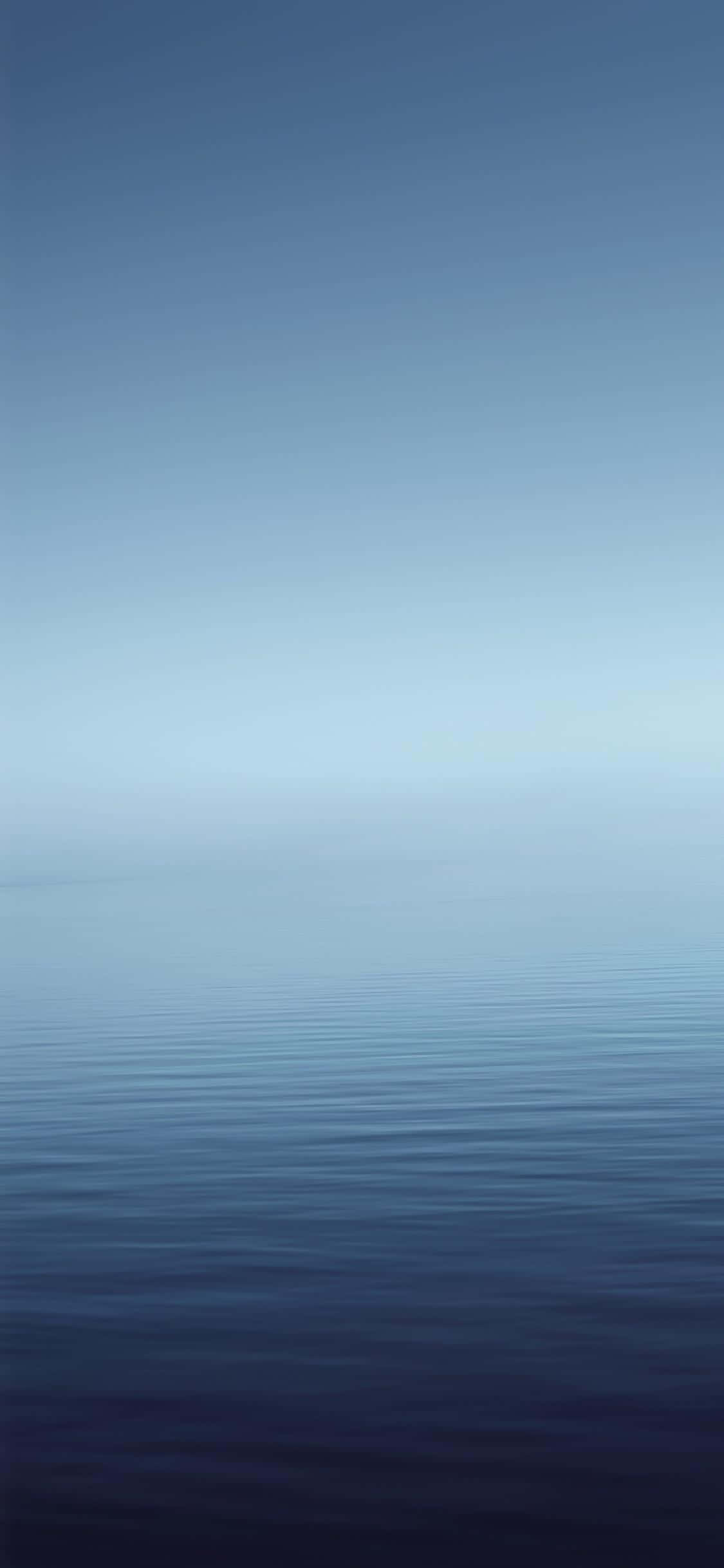 et blåt hav med en hvid horisont Wallpapers