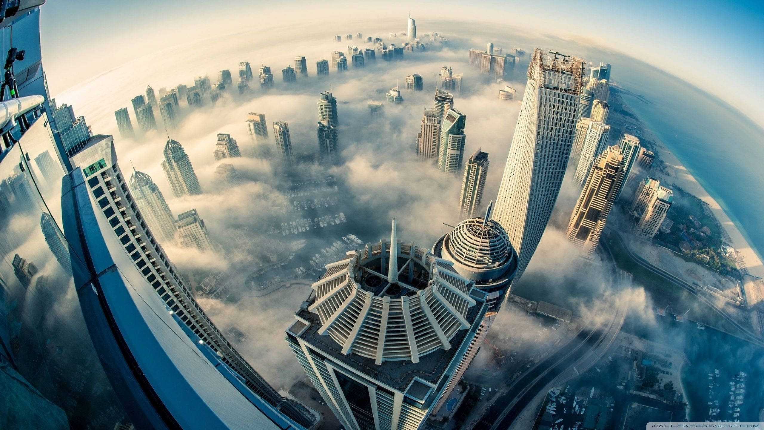 Et bybillede af moderne skyskrabere i 4K Wallpapers