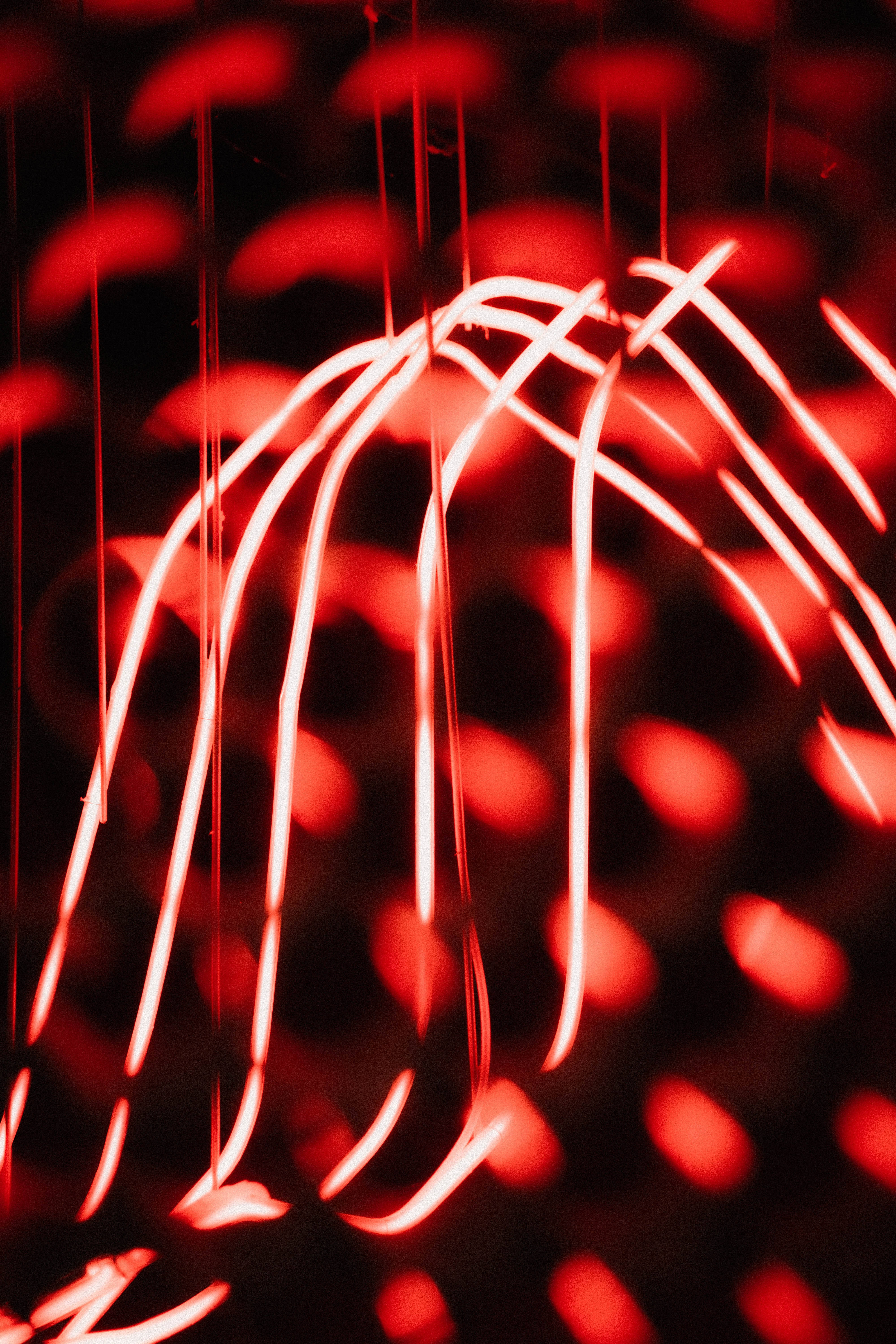 Et digitalt maleri af et fascinerende gitter af røde glødende lys Wallpapers