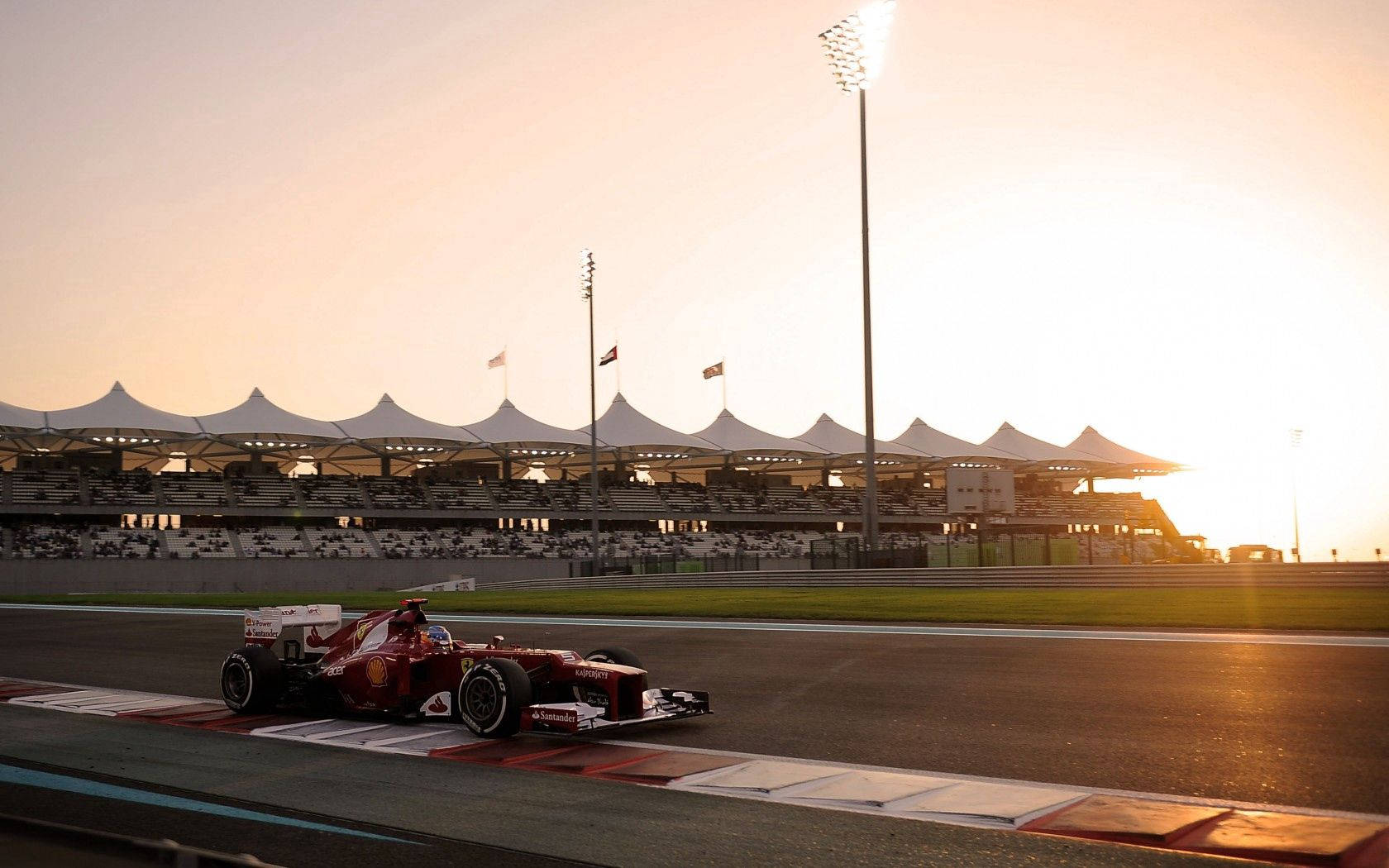 Et dynamisk syn af en Ferrari Formel 1-bil på banen Wallpapers
