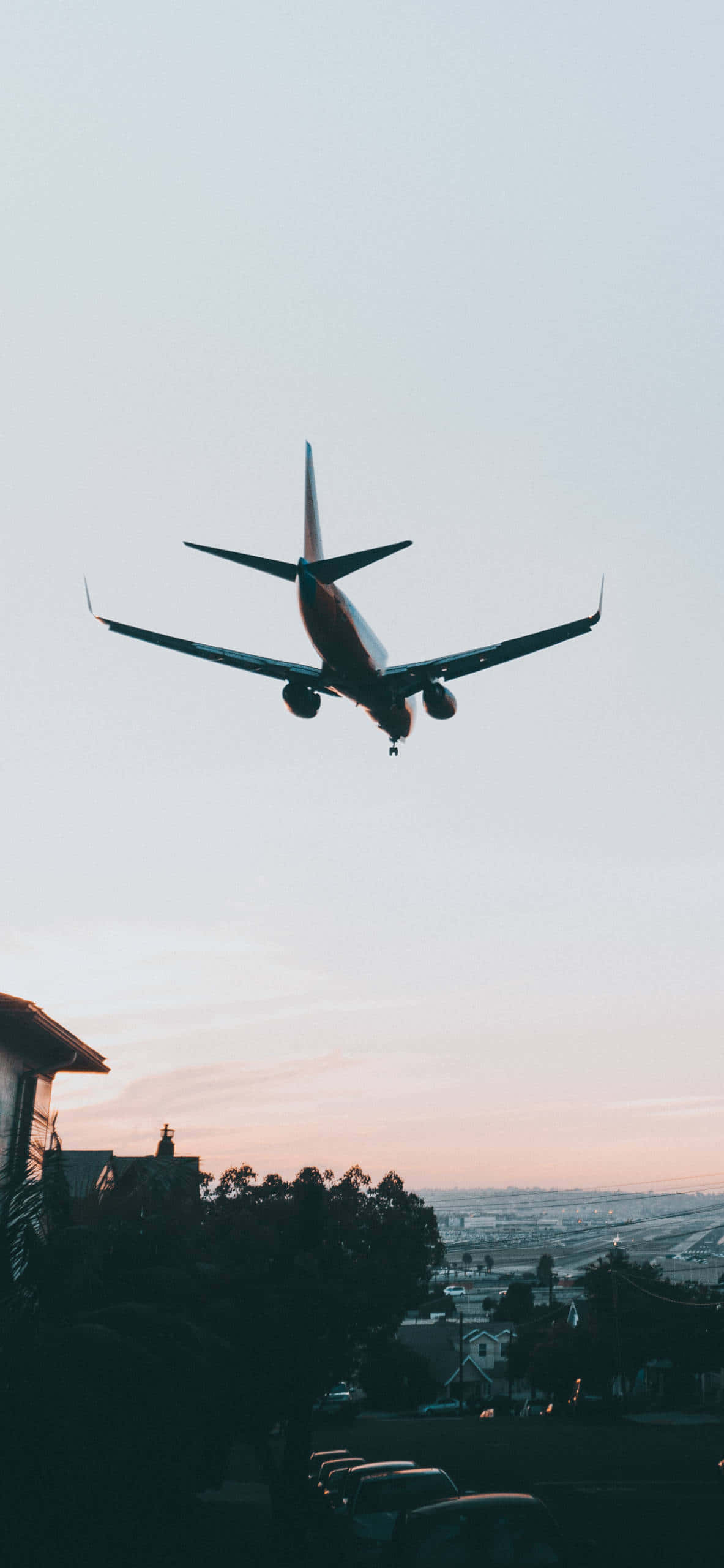 et fly, der flyver over en by Wallpapers