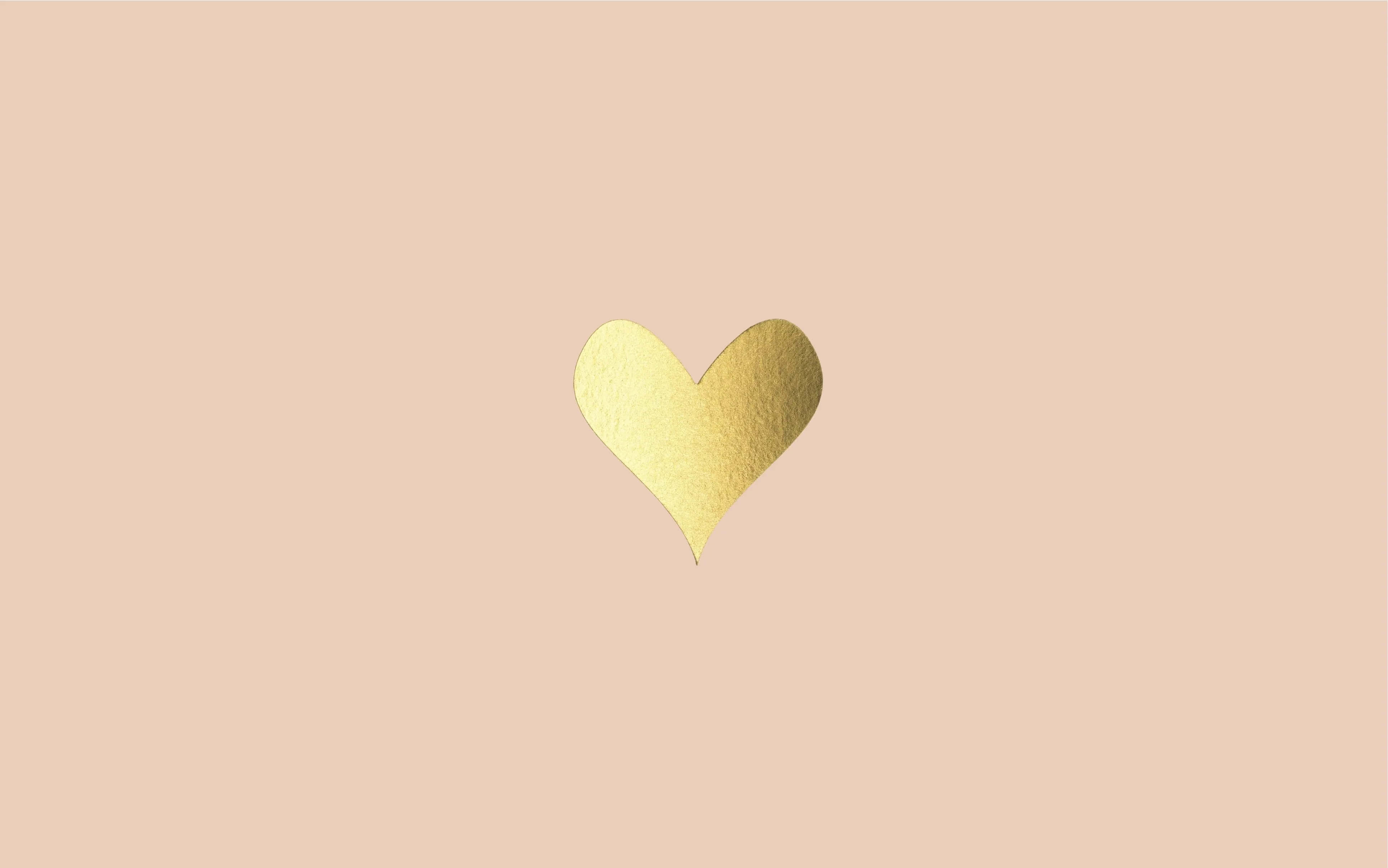et gyldent hjerte på en beige baggrund Wallpapers