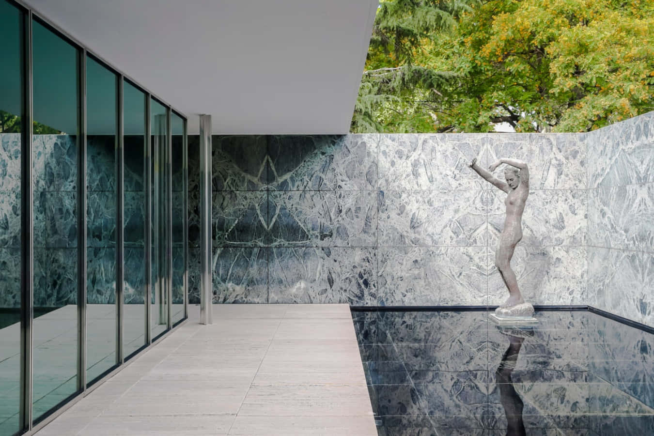 et hus med en stor glasvæg og en statue Wallpapers