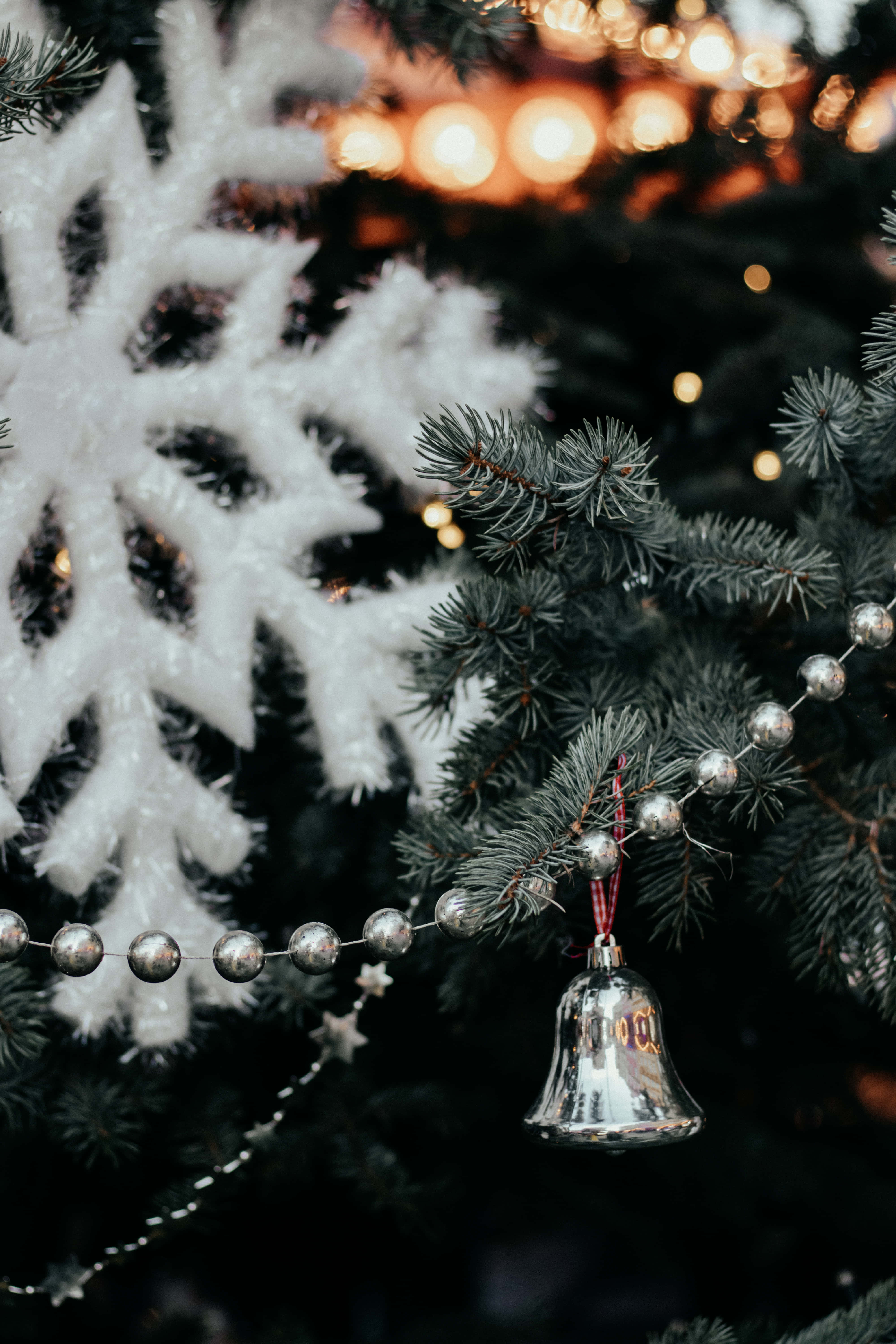 et juletræ med en klokke og snefnug Wallpapers