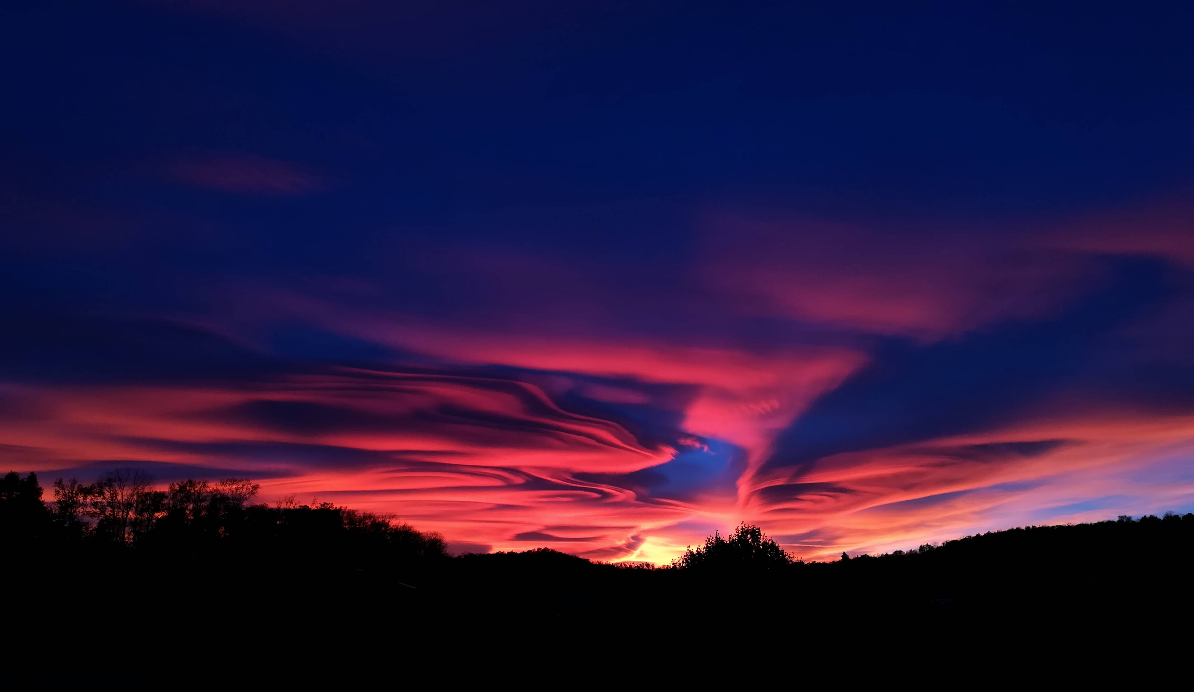 Et levende lærred af farver pryder aftenhimlen Wallpapers