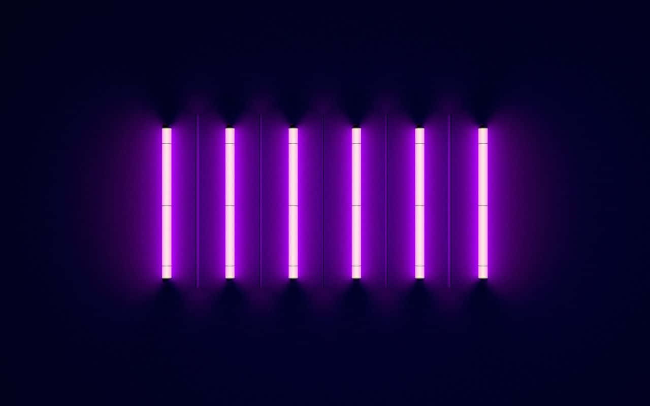 Et lilla lys vises på en mørk baggrund Wallpapers