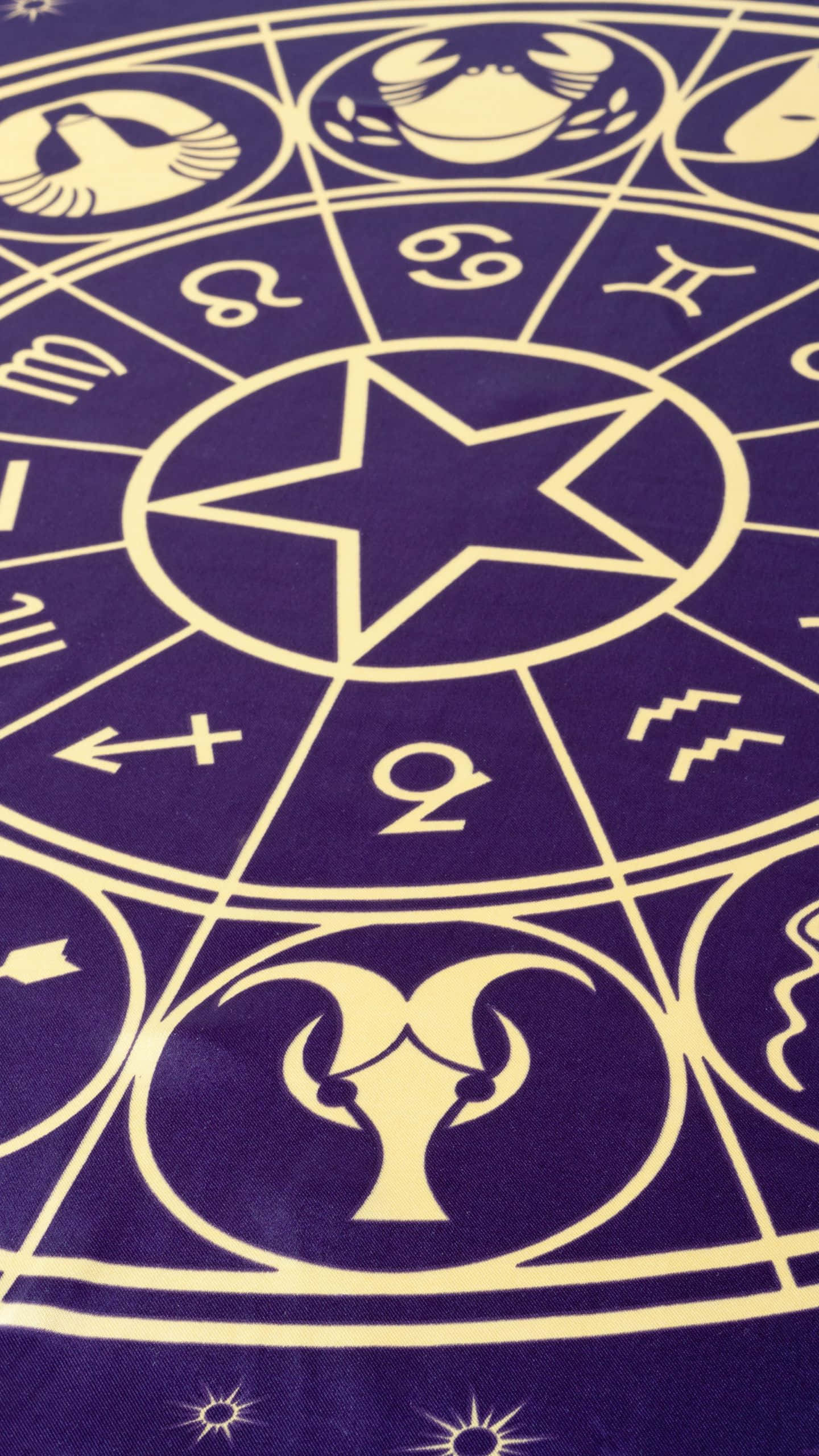 Et lilla tæppe med astrologiske symboler på Wallpapers