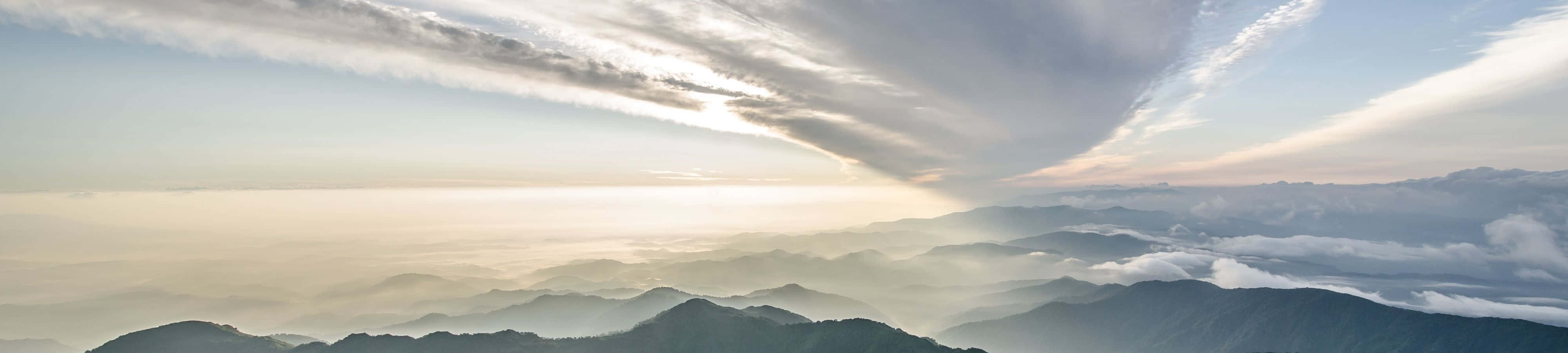 Et luftfoto af den livlige Grønne Dal nedenfor Wallpapers