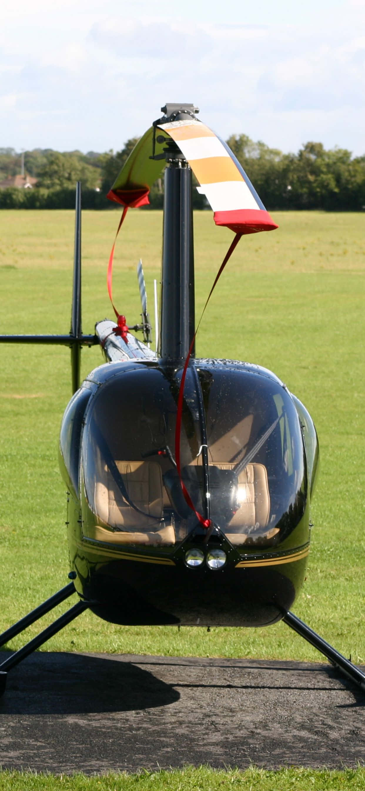 Et luftperspektiv af en skoveng med en helikopter svævende over den. Wallpapers