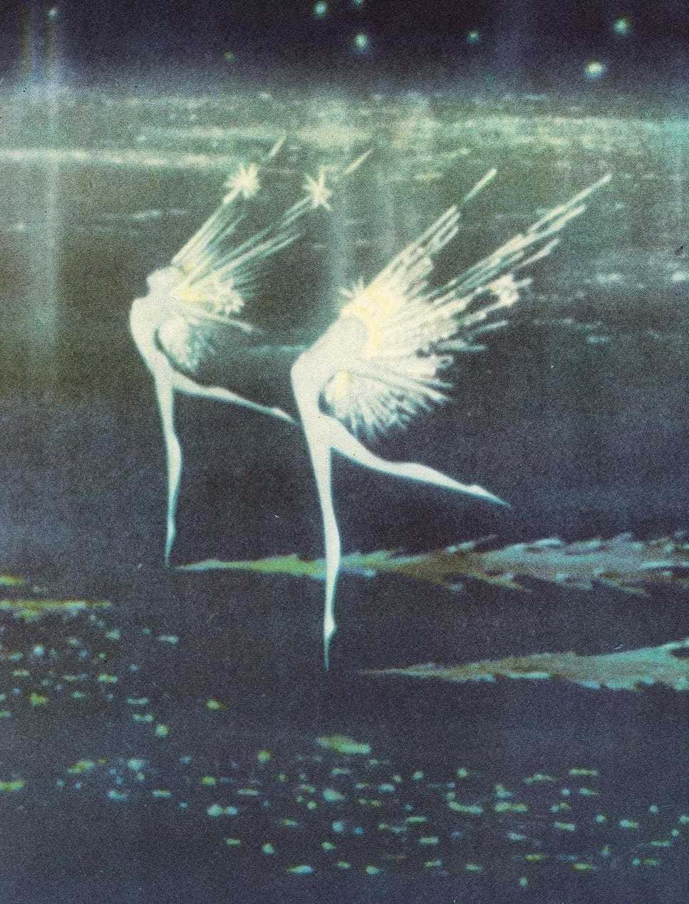 et maleri af to fe-vinger der flyver i luften Wallpapers
