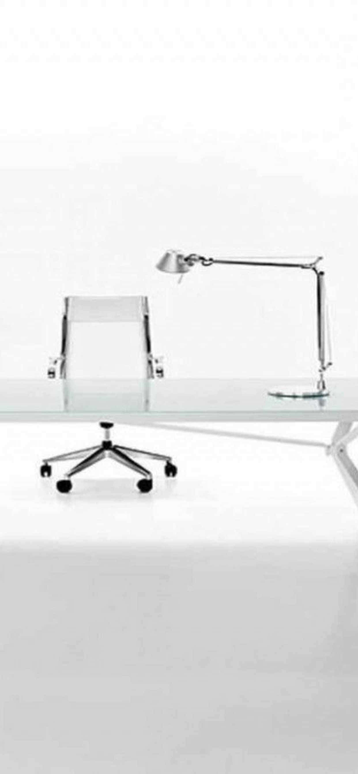 et moderne glaskontorbord med en stol og lampe Wallpapers