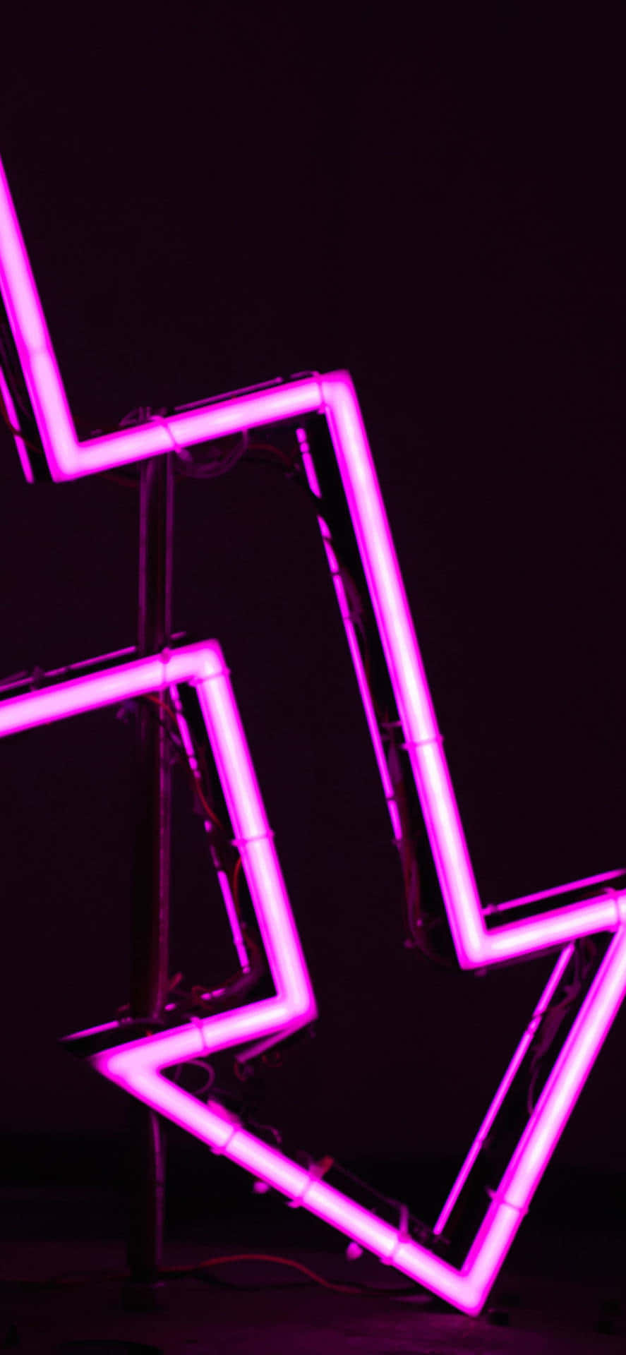 et neonskilt med et lyn på Wallpapers