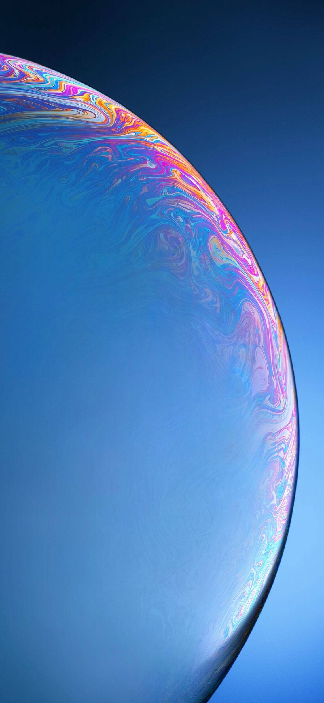 et nærbillede af en blå boble med en farverig baggrund Wallpapers