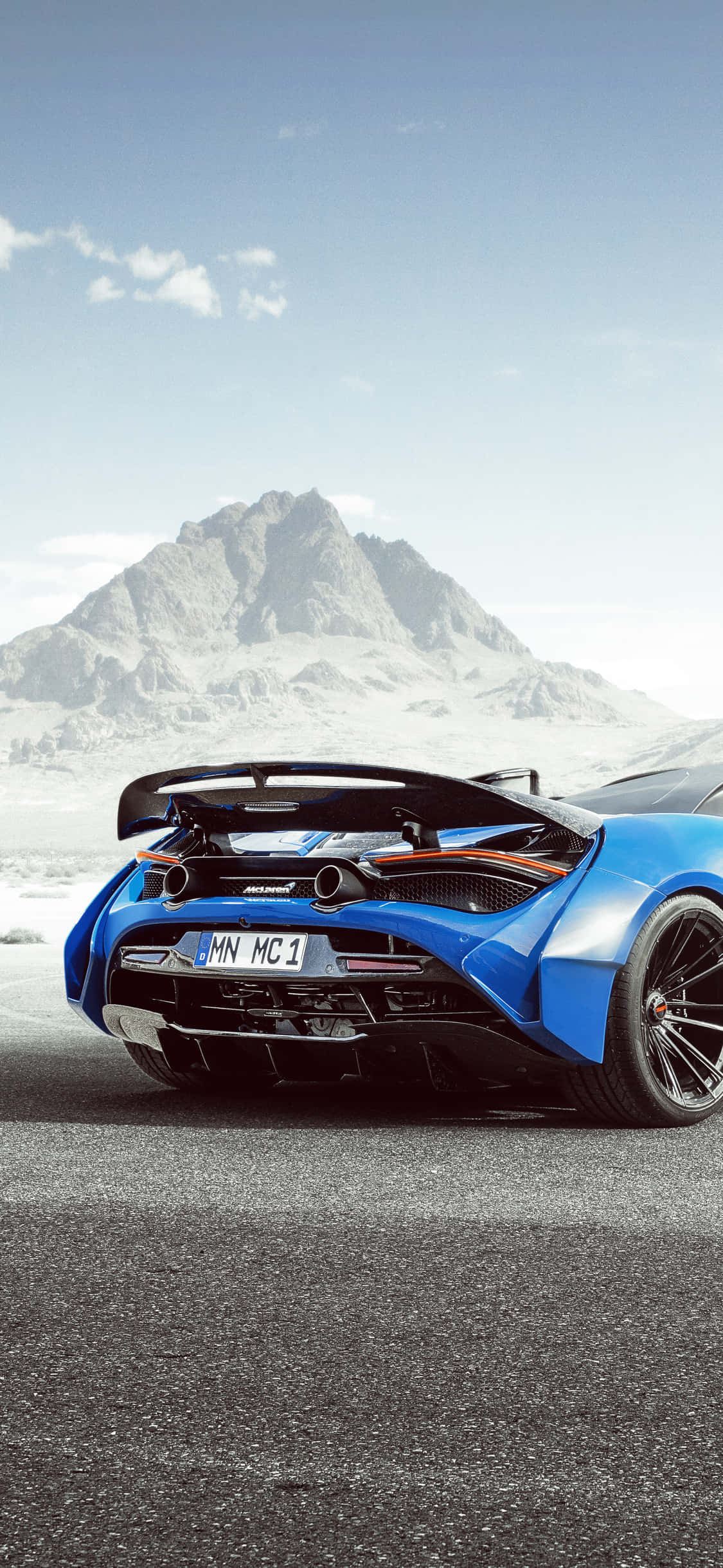 Et renderet billede af den luksuriøse iPhone Xs og McLaren 720s i samme billede Wallpapers