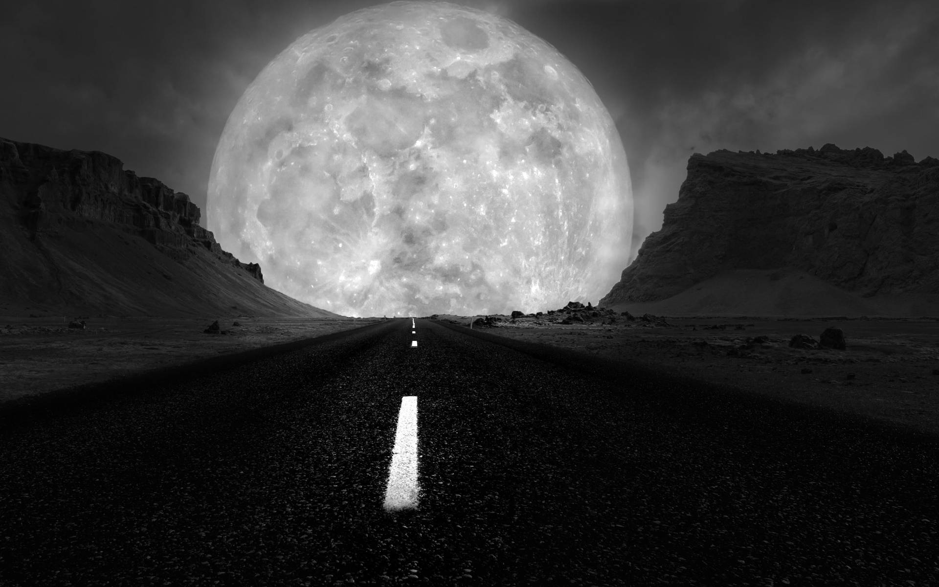 Et slående billede af gråtone-galakse-månen over en ensom vej Wallpapers