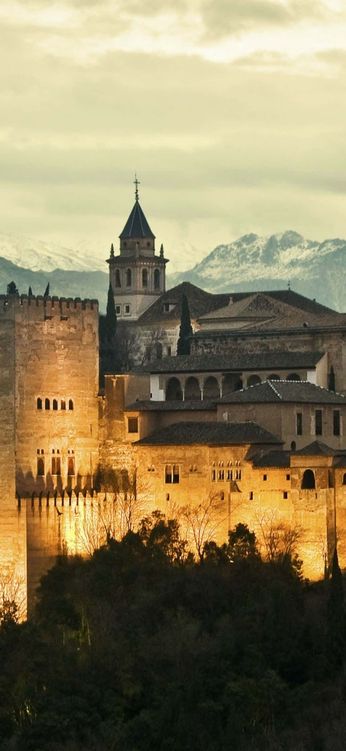 Et slot er oplyst om natten i Granada Wallpapers