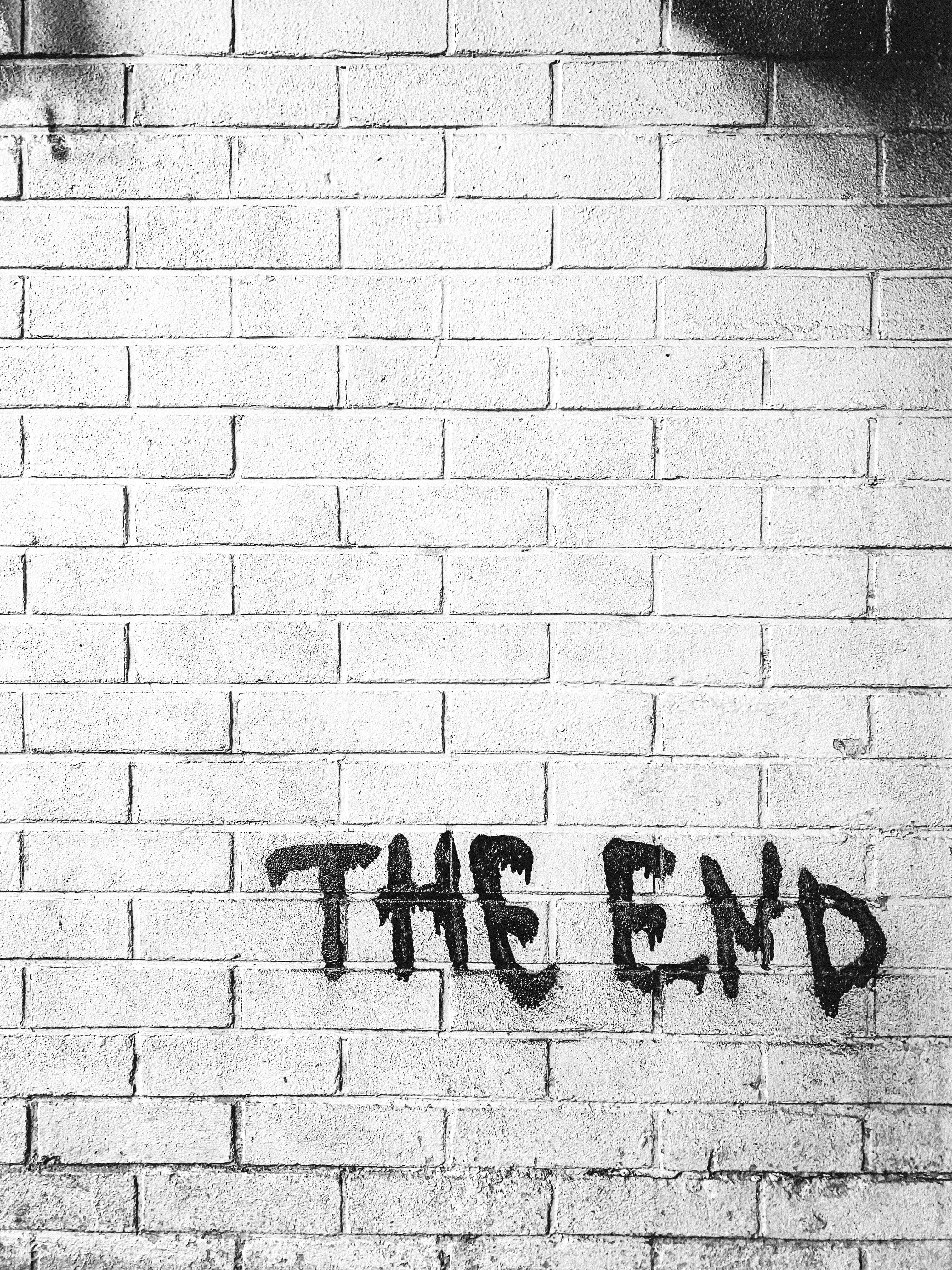 et sort/hvidt foto af graffiti skrevet på en væg Wallpapers