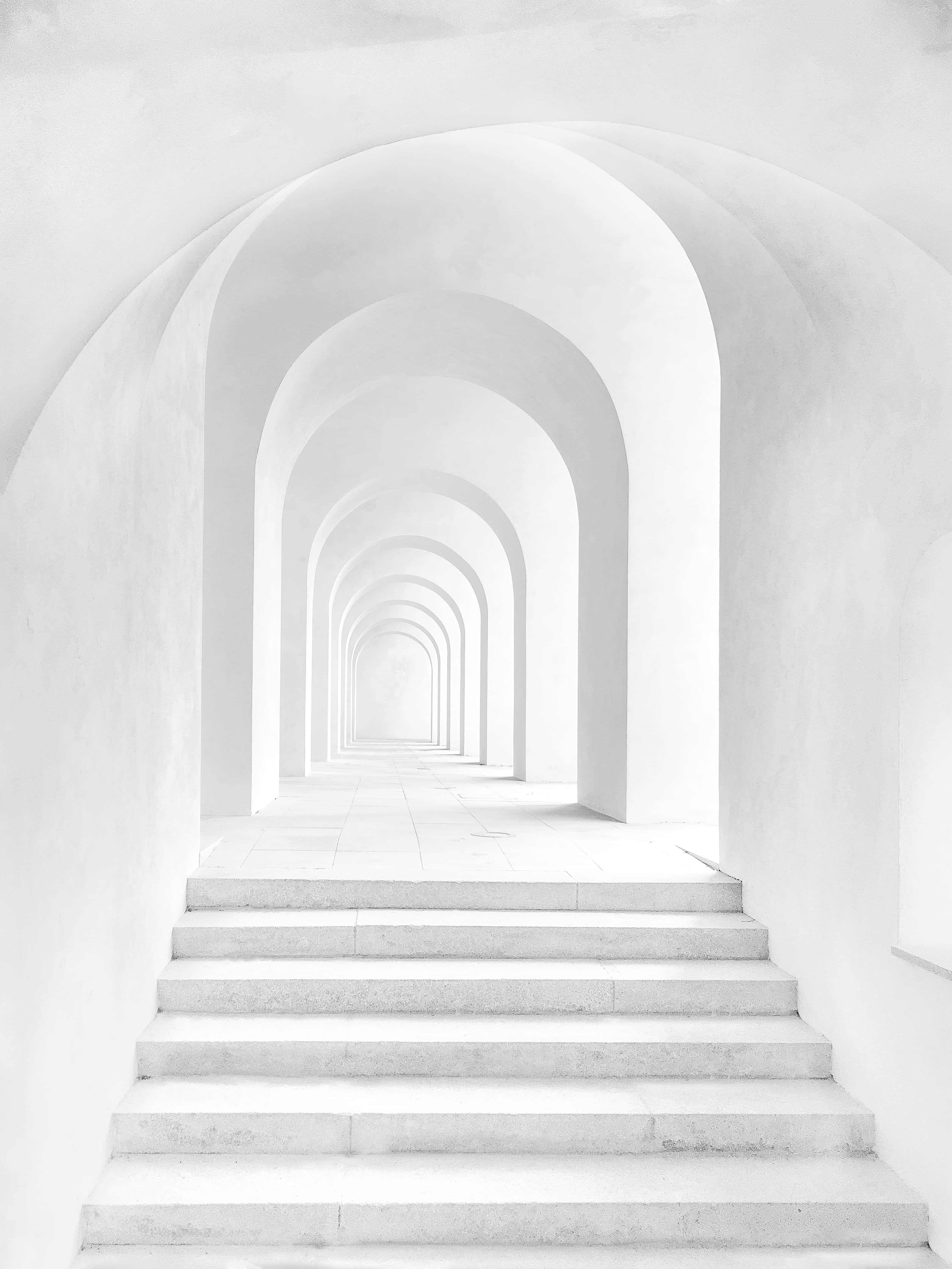 Et surrealistisk landskab af et æstetisk hvidt bjerg Wallpapers