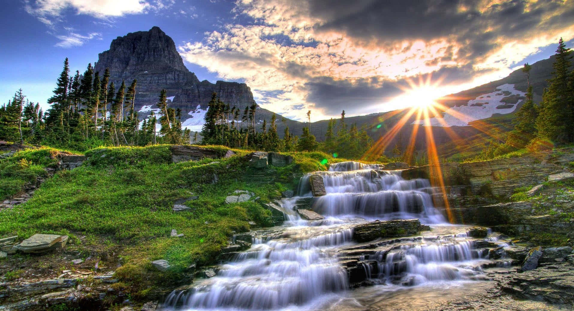 et vandfald i bjergene Wallpapers