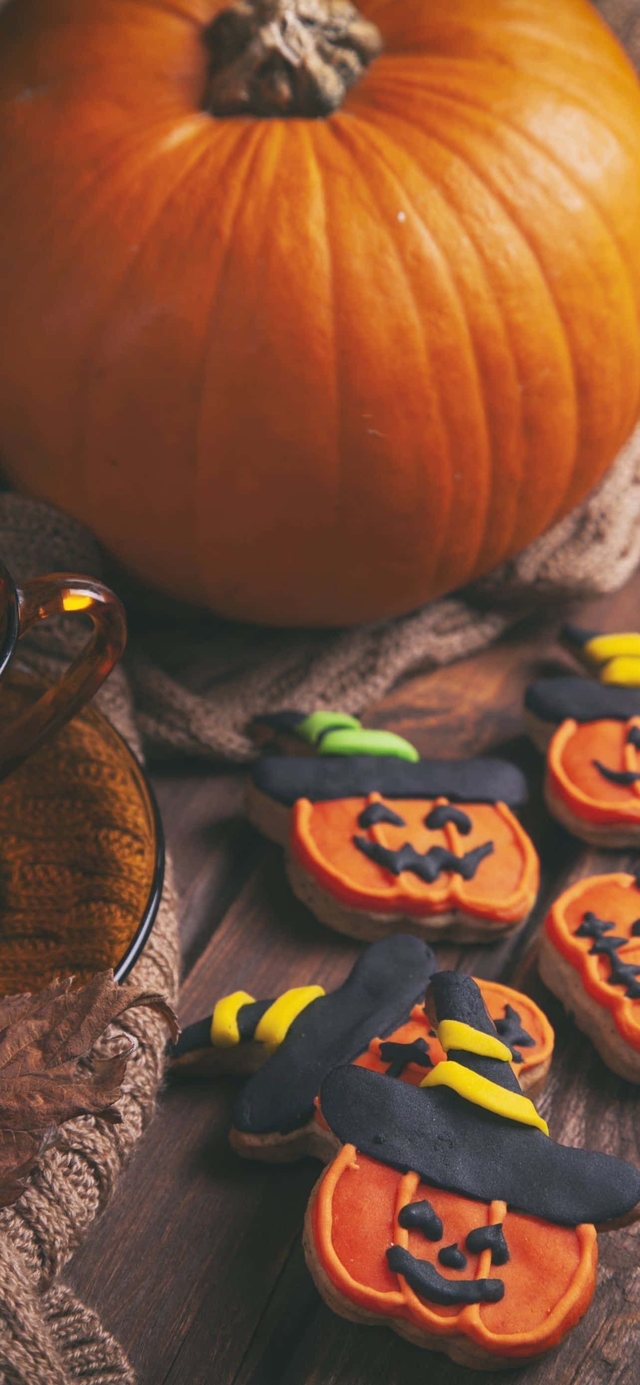 Få en uhyggelig stemning med denne skræmmende fede Halloween iPhone-baggrund! Wallpapers