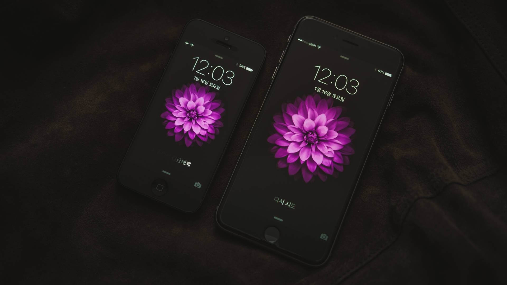 Fængslende iPhone på arbejdsbord — Æstetisk iPhone Wallpapers
