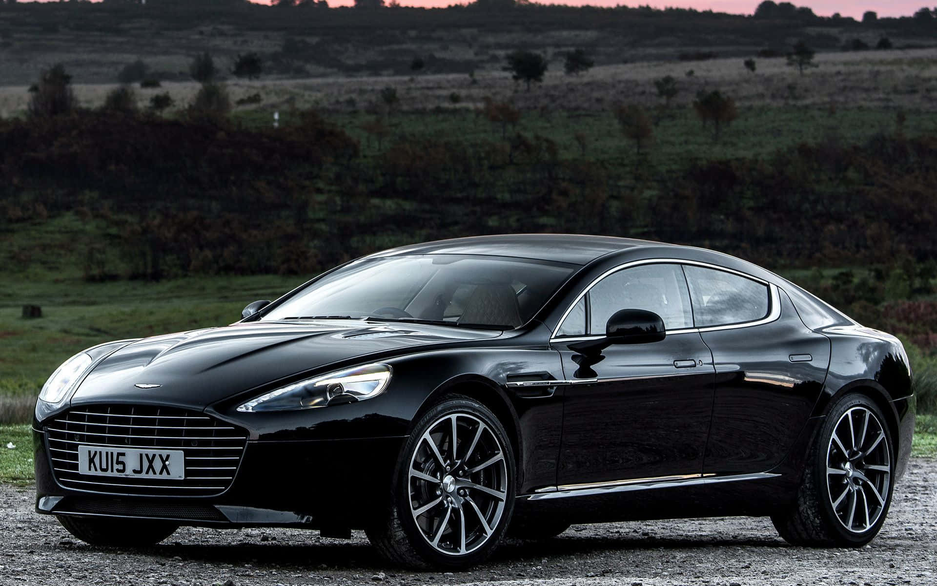 Fantastisk Aston Martin Rapide S i aktion Wallpapers