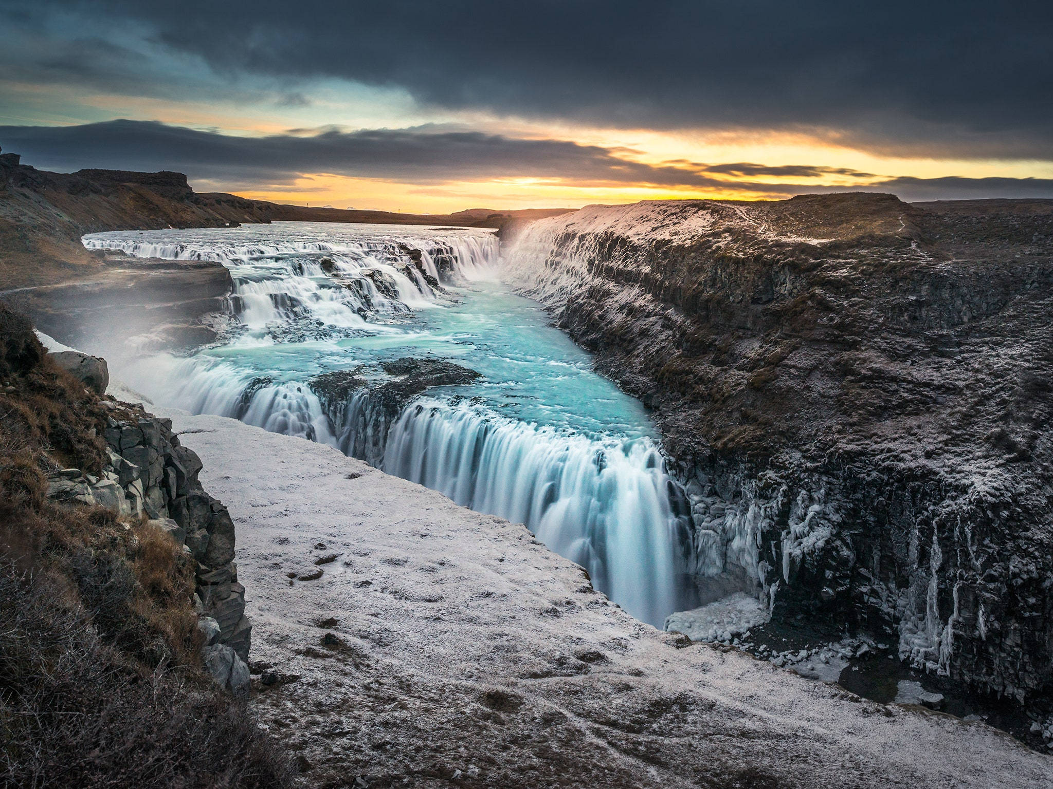 Fantastisk azurblåt vandfald, der fosser gennem klippeformationer Wallpapers
