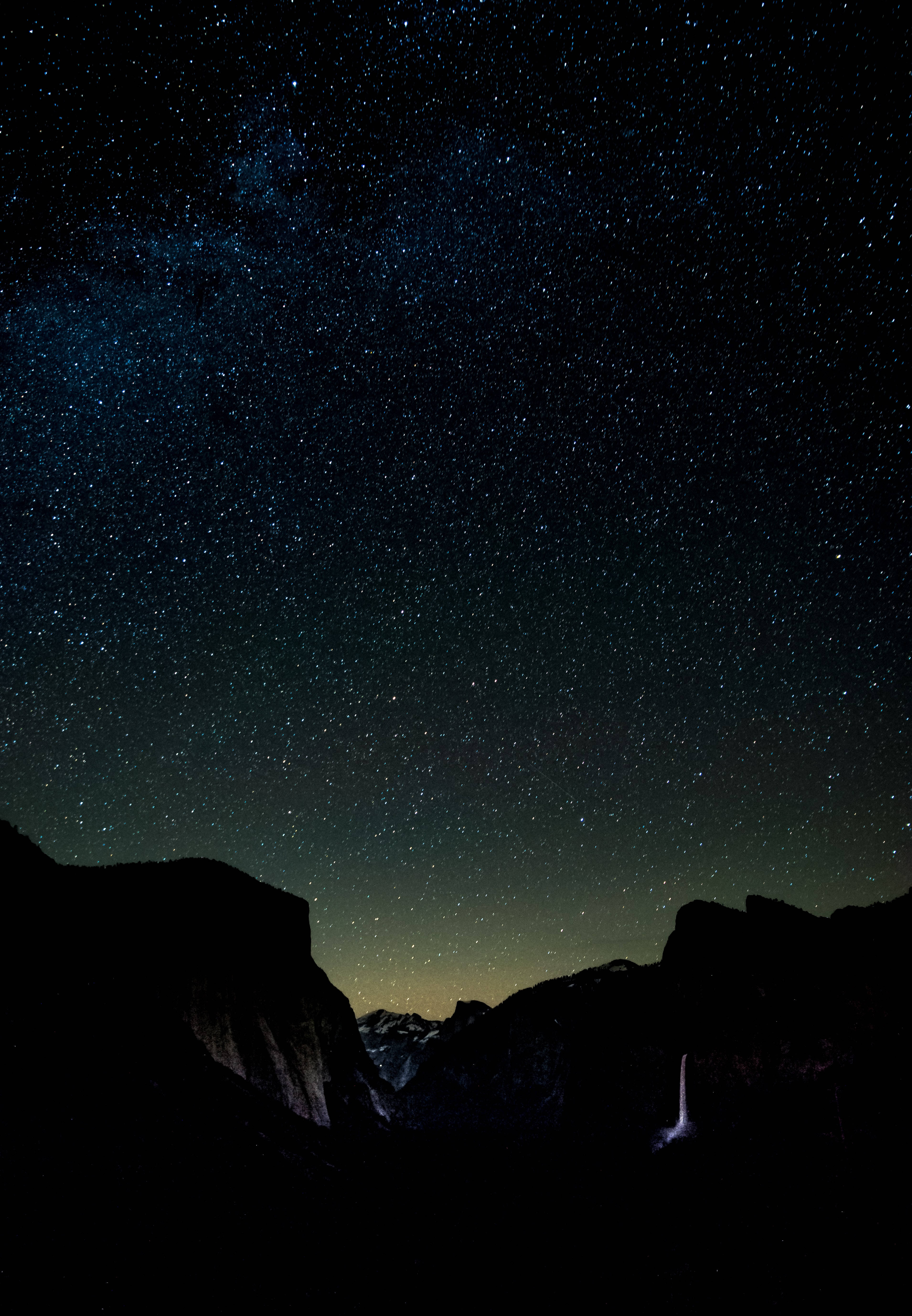 Fantastisk nattehimmeludsigt fra sort iPhone Wallpapers