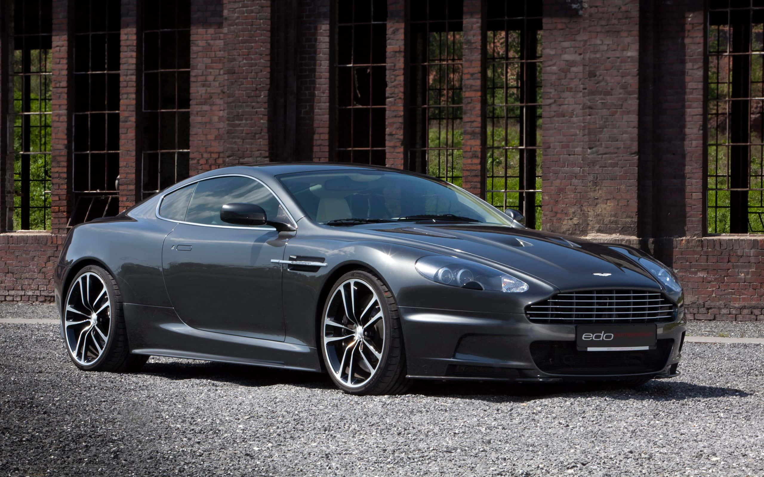Fantastisk sølv Aston Martin DB9 på racerbanen Wallpapers