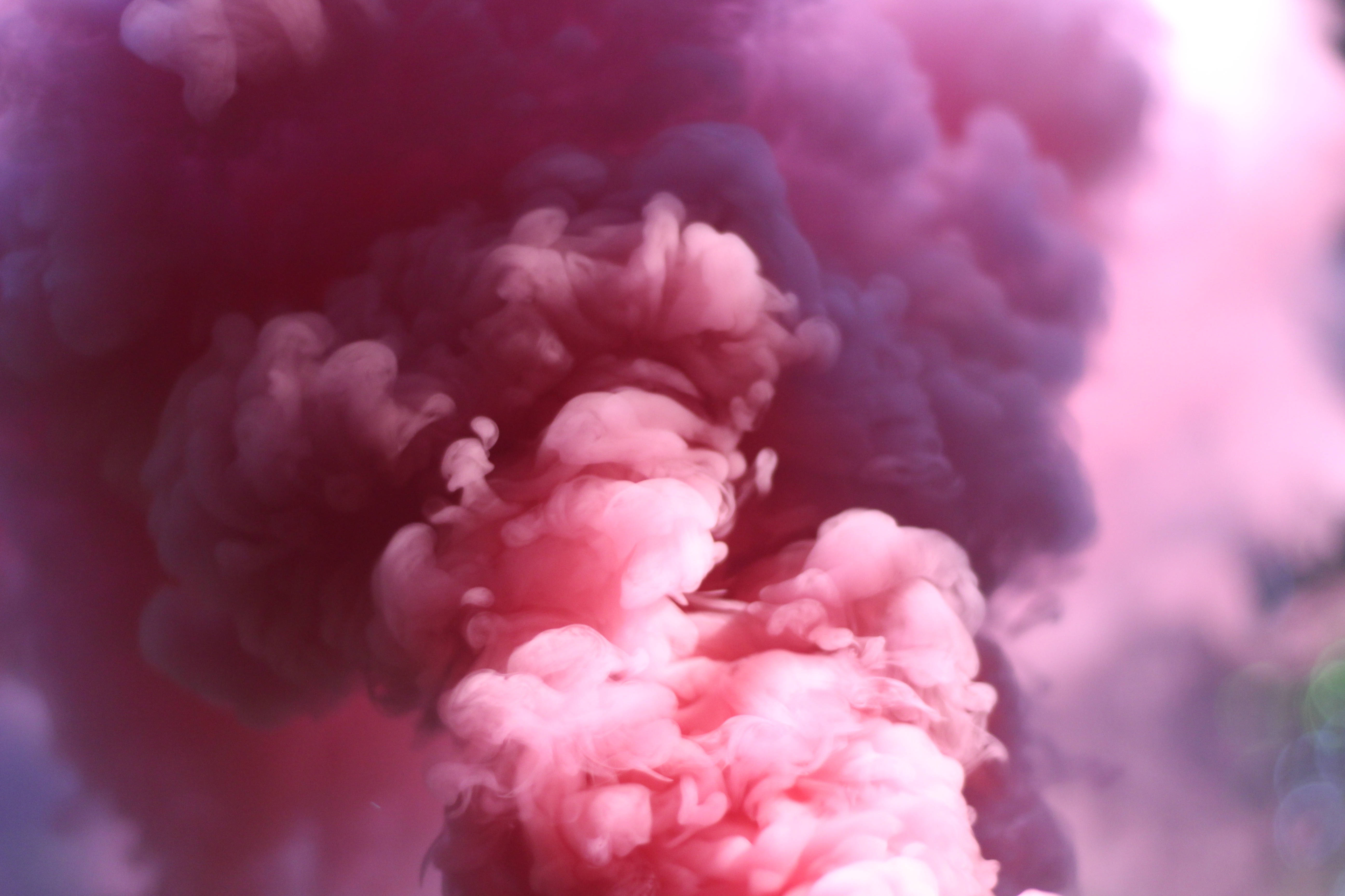 Farverig eksplosion af pink røg Wallpapers