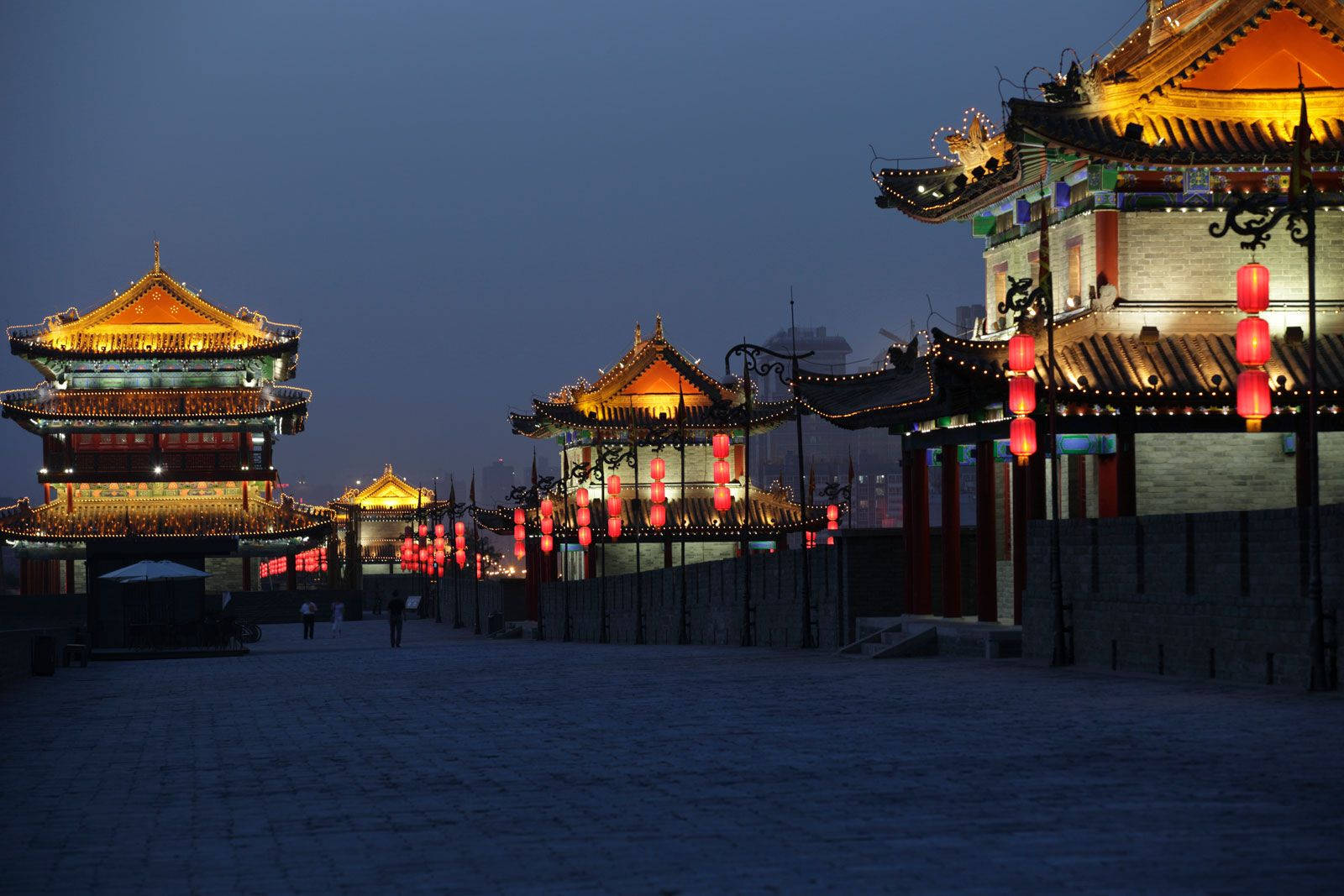 Farverig nat i Xian City Wall Wallpapers