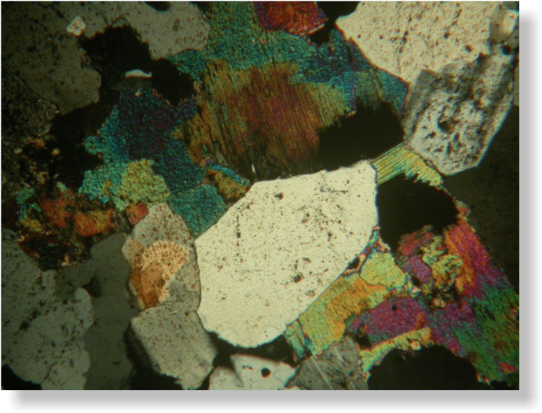 Farverigt mineral under mikroskop Wallpapers