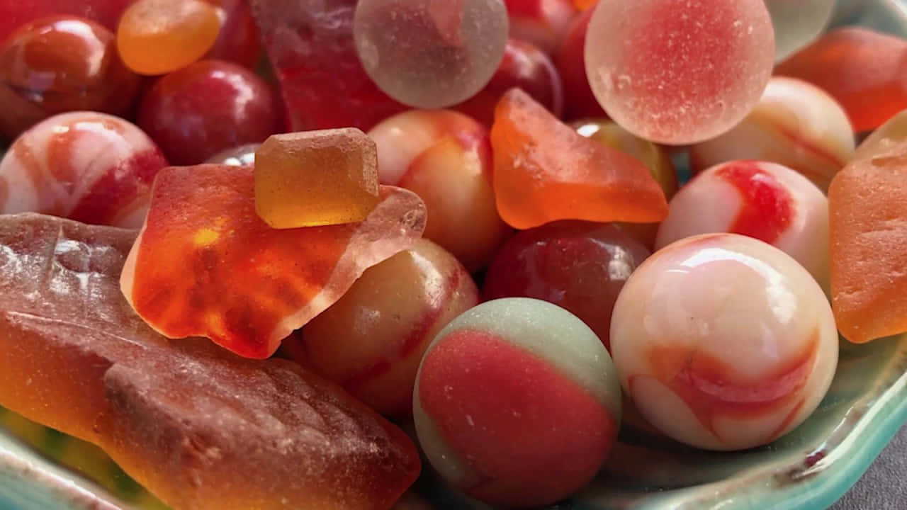 Farverigt samling af strandglas på stranden Wallpapers