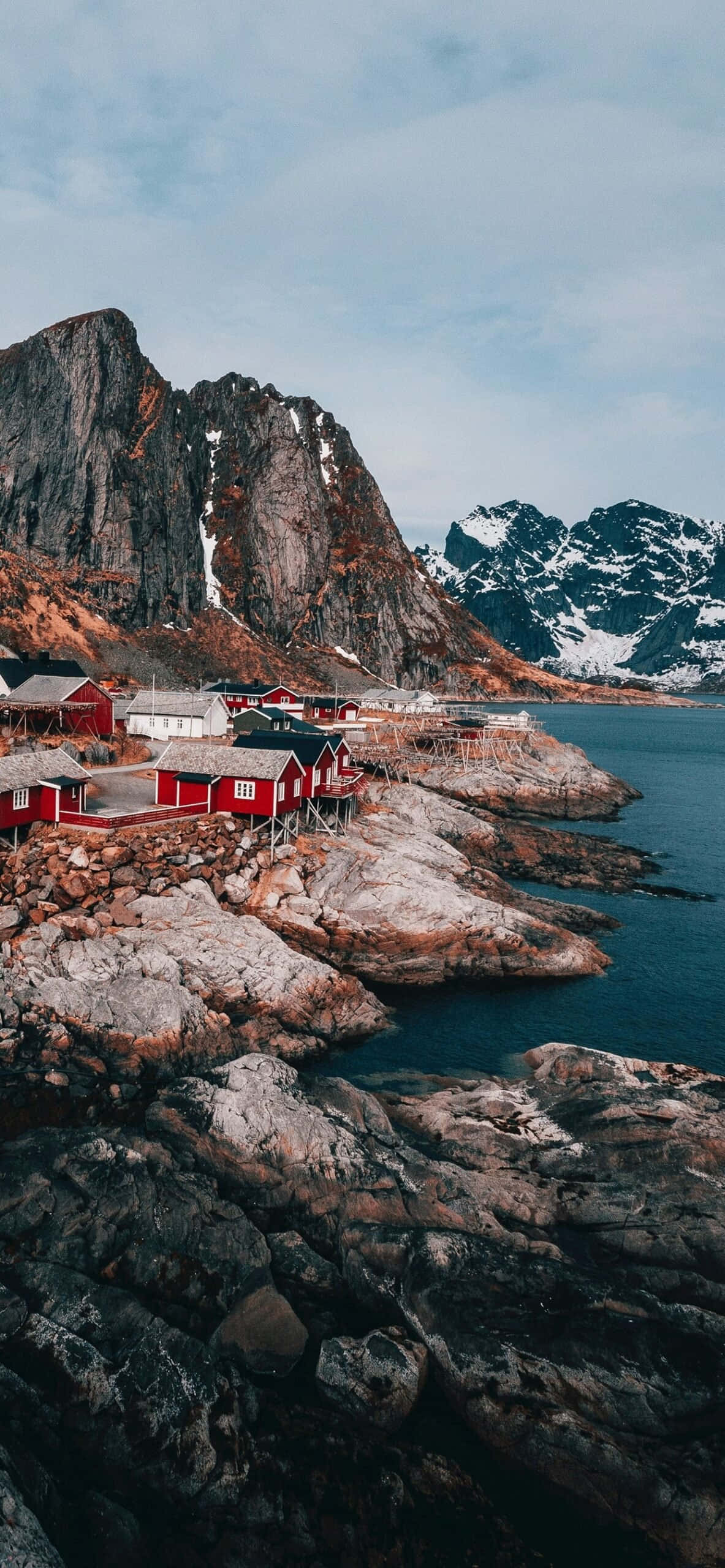 Farverigt skandinavisk landskab over Hardangerfjorden i Norge Wallpapers