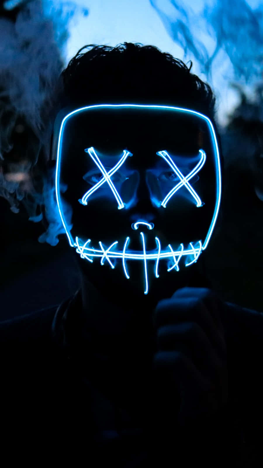 Fed telefon med glødende blå neommaske Wallpapers