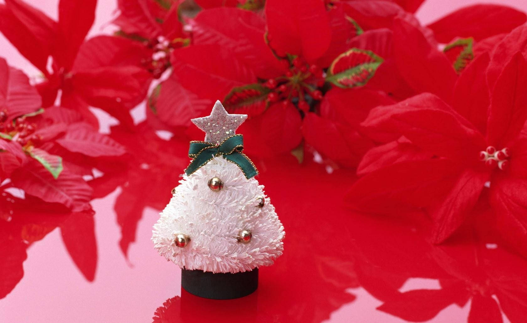 Fejr højtiden med dette hvide juletræ og dets charmerende pynt Wallpapers