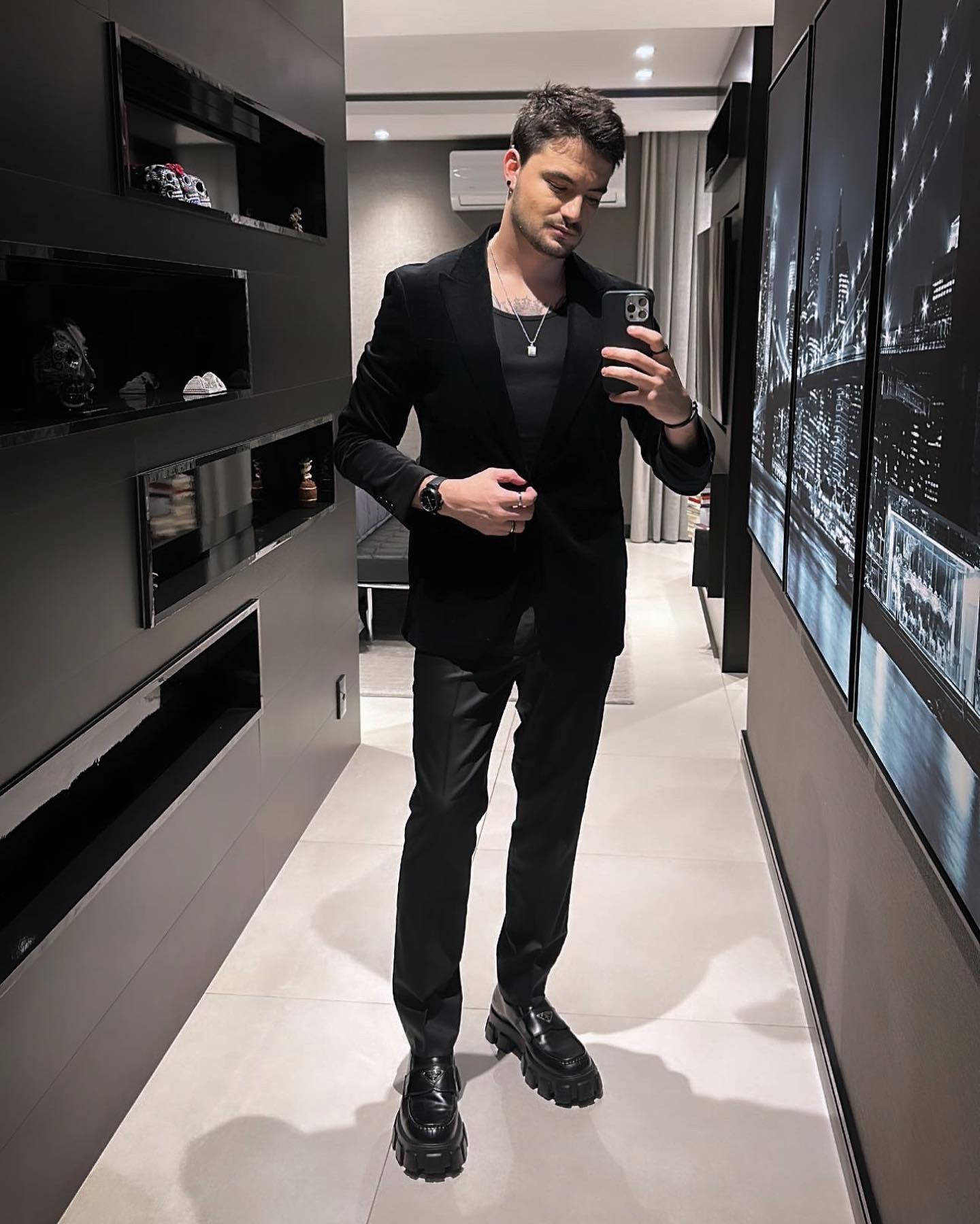 Felipe Neto elegant klædt i sort tøj Wallpapers
