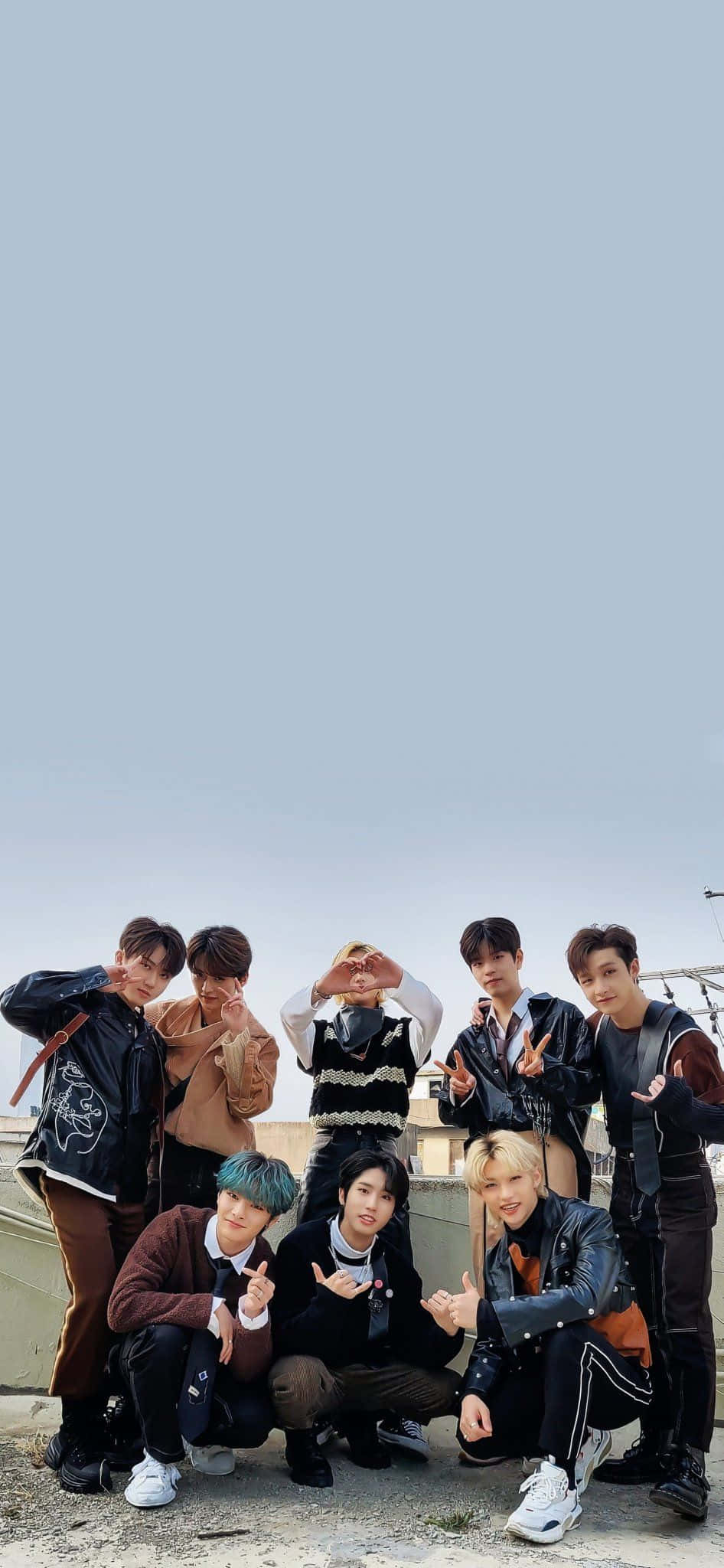 Felix fra K-pop gruppen Stray Kids poserer selvsikkert Wallpapers