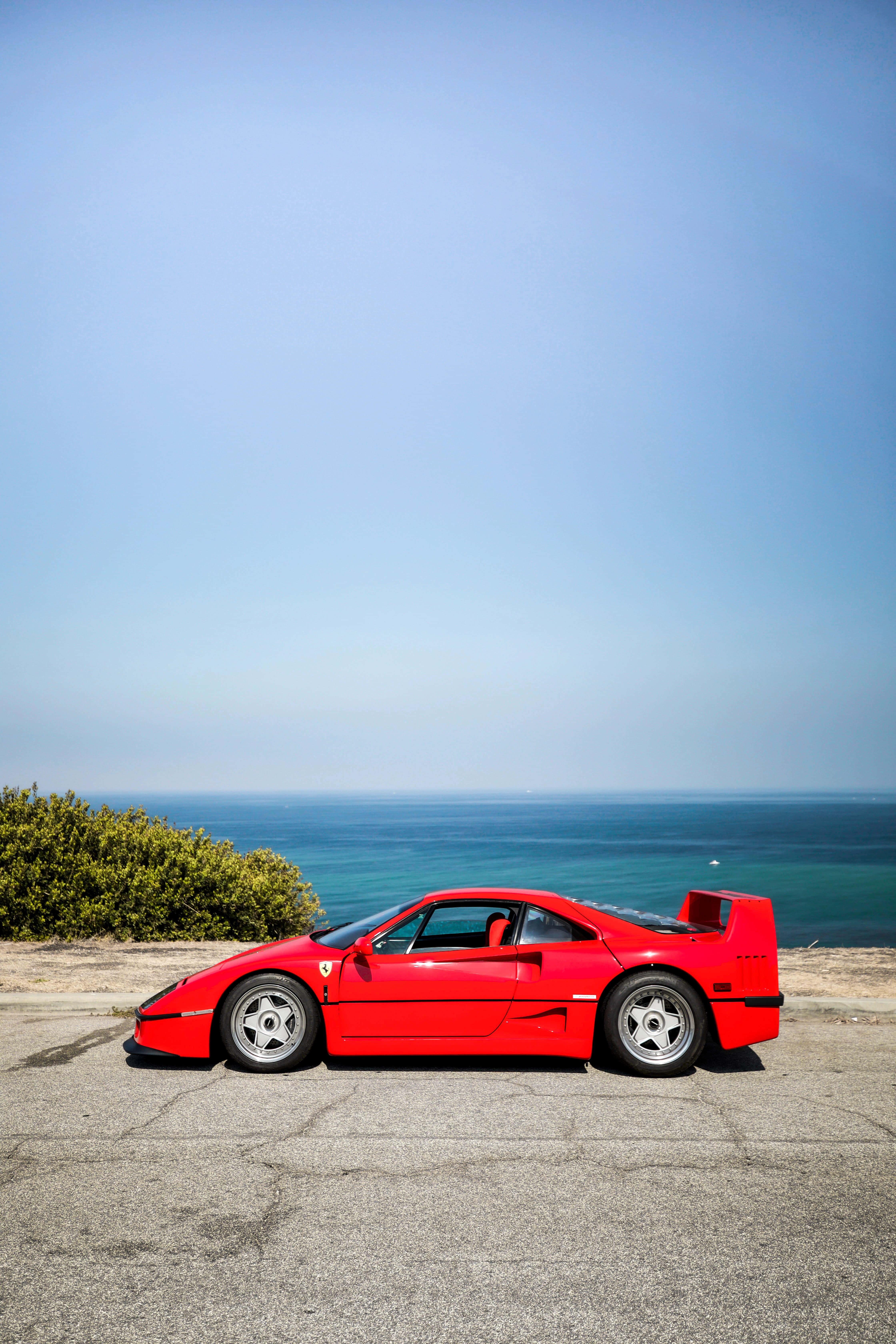 Ferraris eksemplariske elegance i fuld udfoldelse Wallpapers