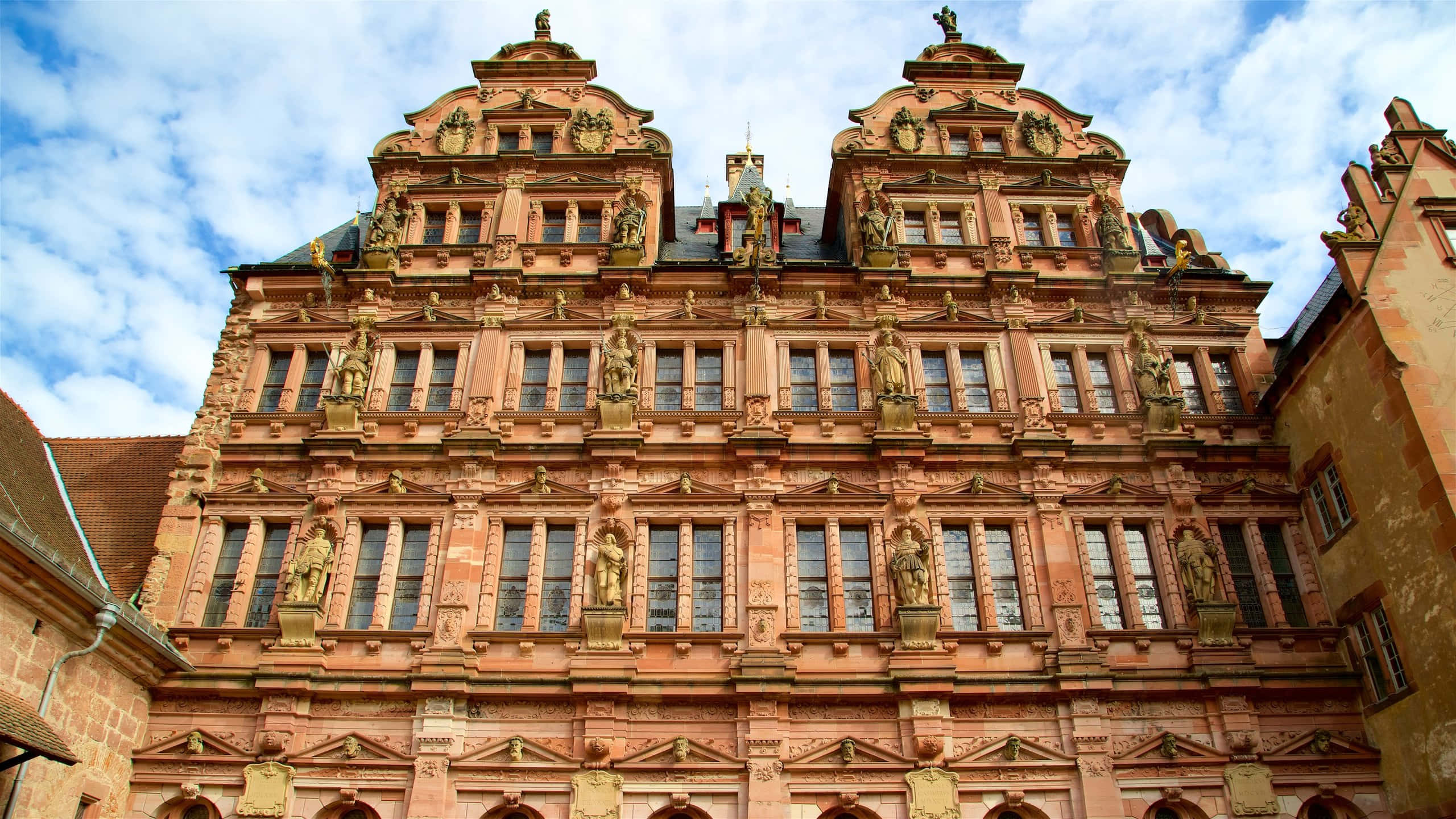 Fluffy skyer over Heidelberg Slot Wallpapers