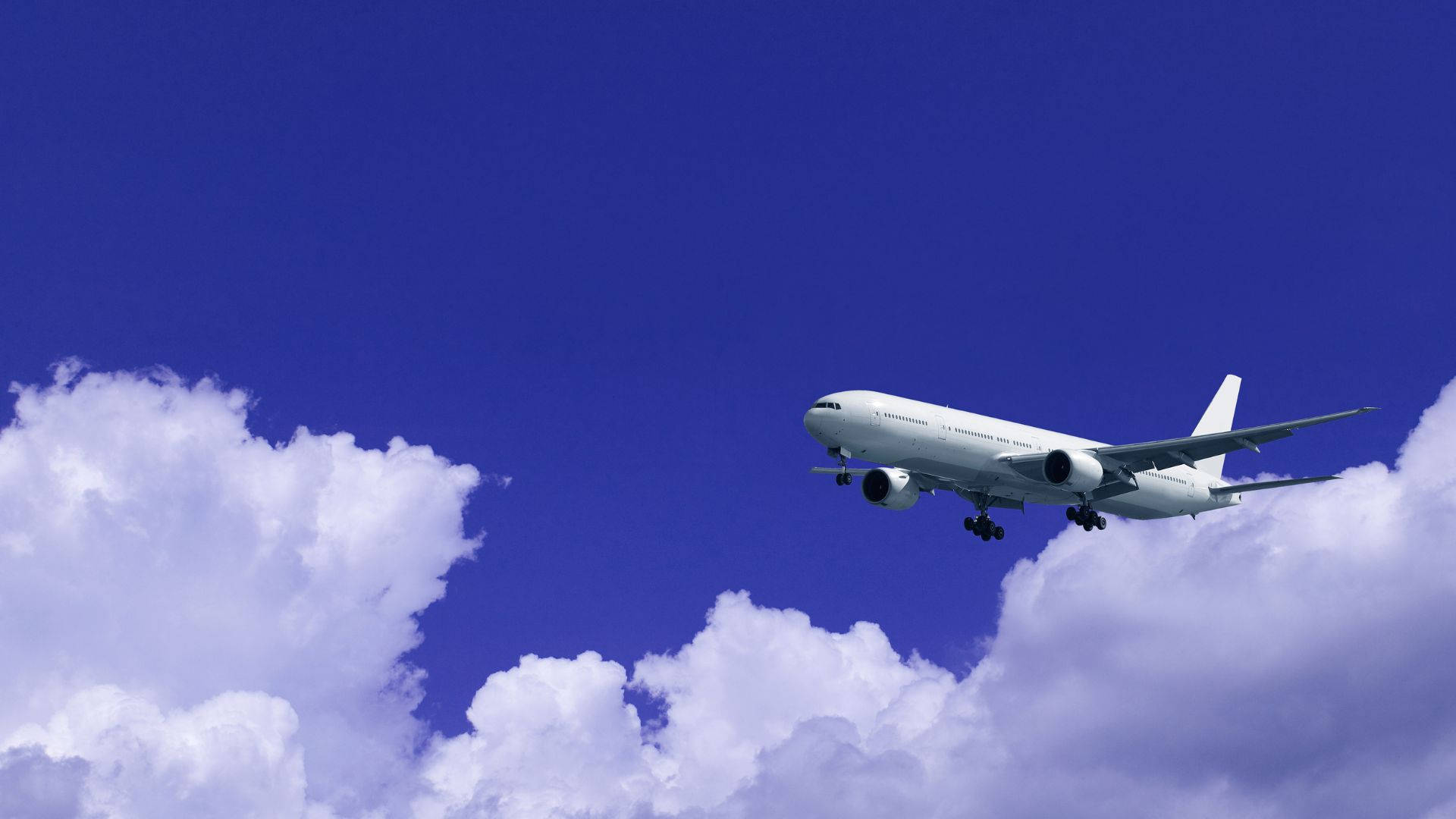 Fly i blå himmel med tykke skyer Wallpapers