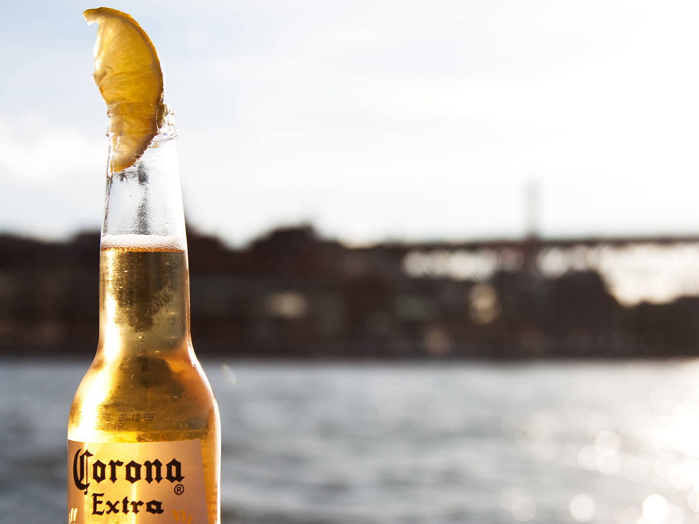 Flygt til roen med Corona Extra Wallpapers