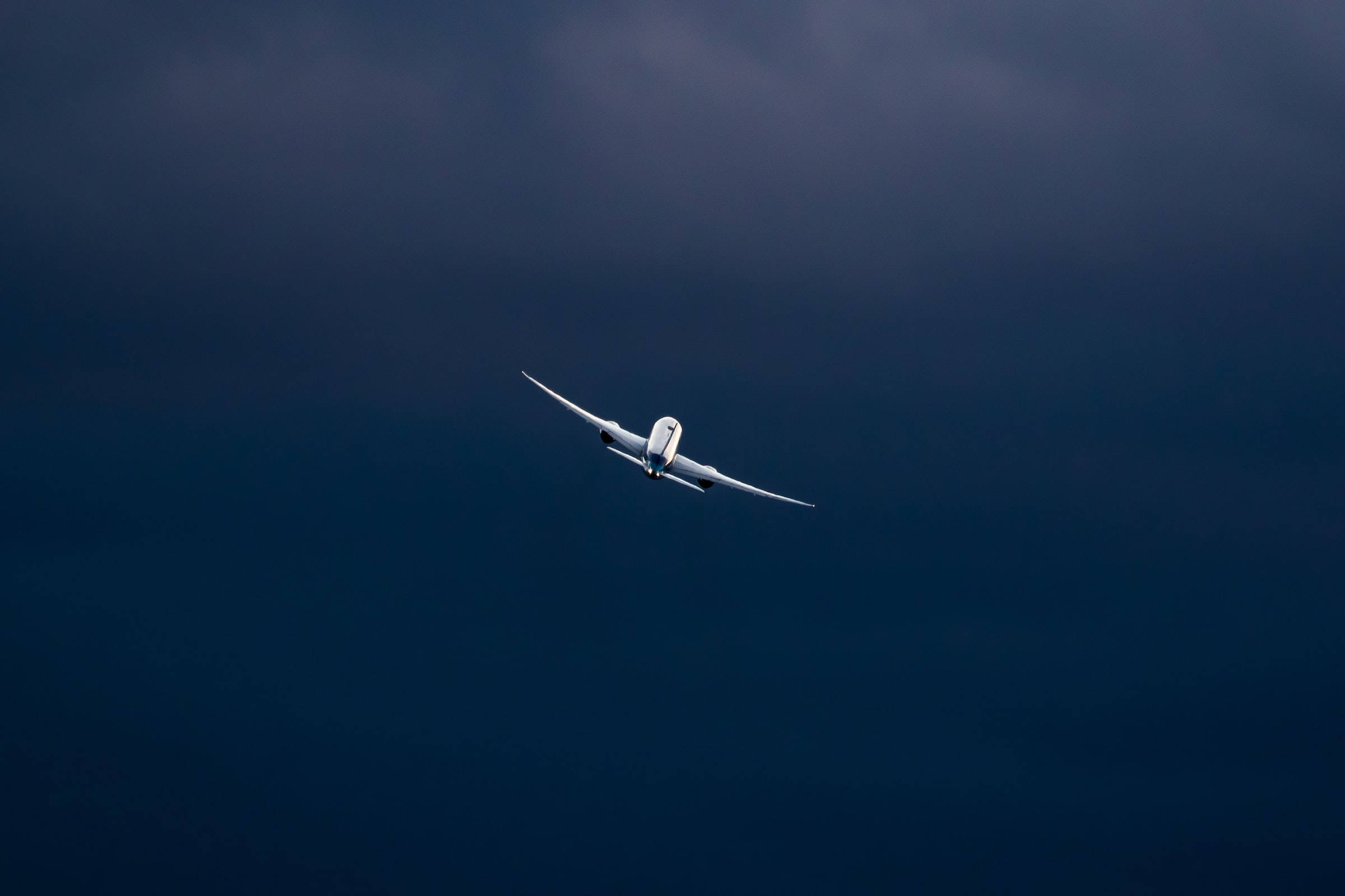 Flyvende fly på himlen Wallpapers